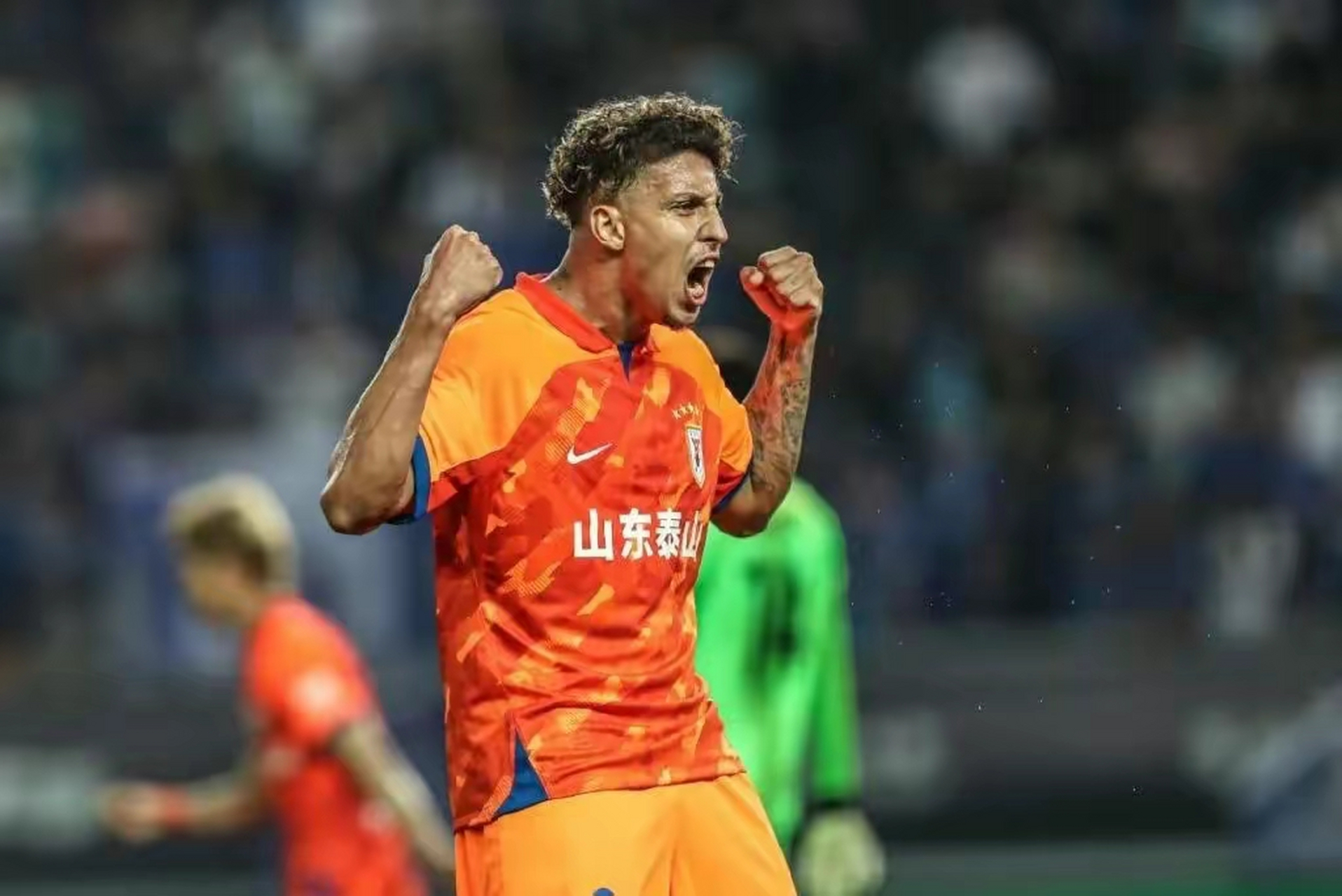 克雷桑最适合踢左边锋,因为他需要球权.