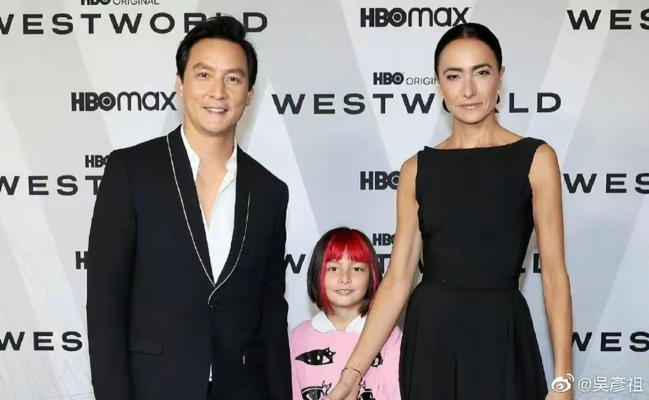 众所周知,吴彦祖和lisa平时晒女儿的频率并不高,小妮子露正脸的次数就