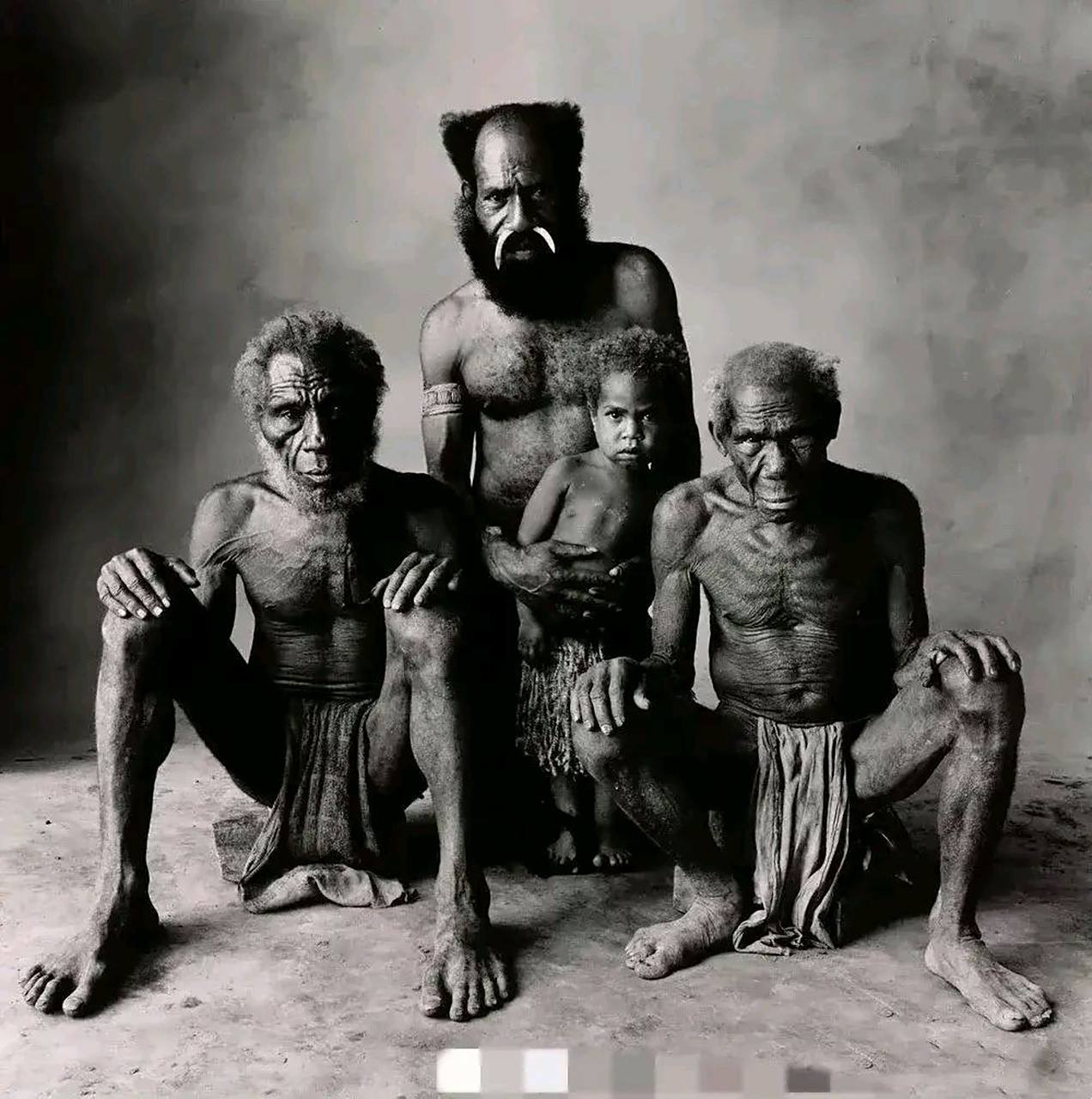 这是1970年,东南亚,新几内亚的四个土著黑人,留下的一张老照片,他们的