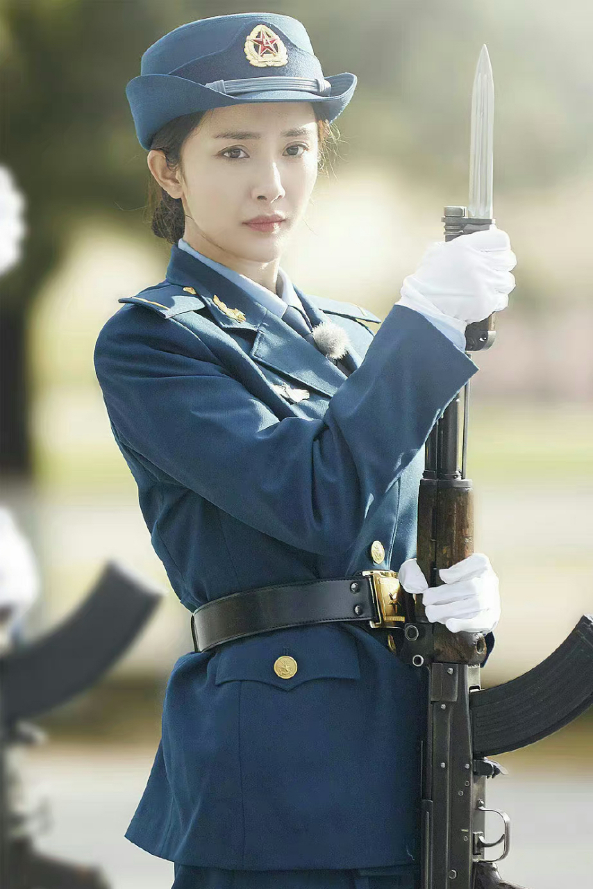 杨幂军装# 英姿飒爽,酷酷的.