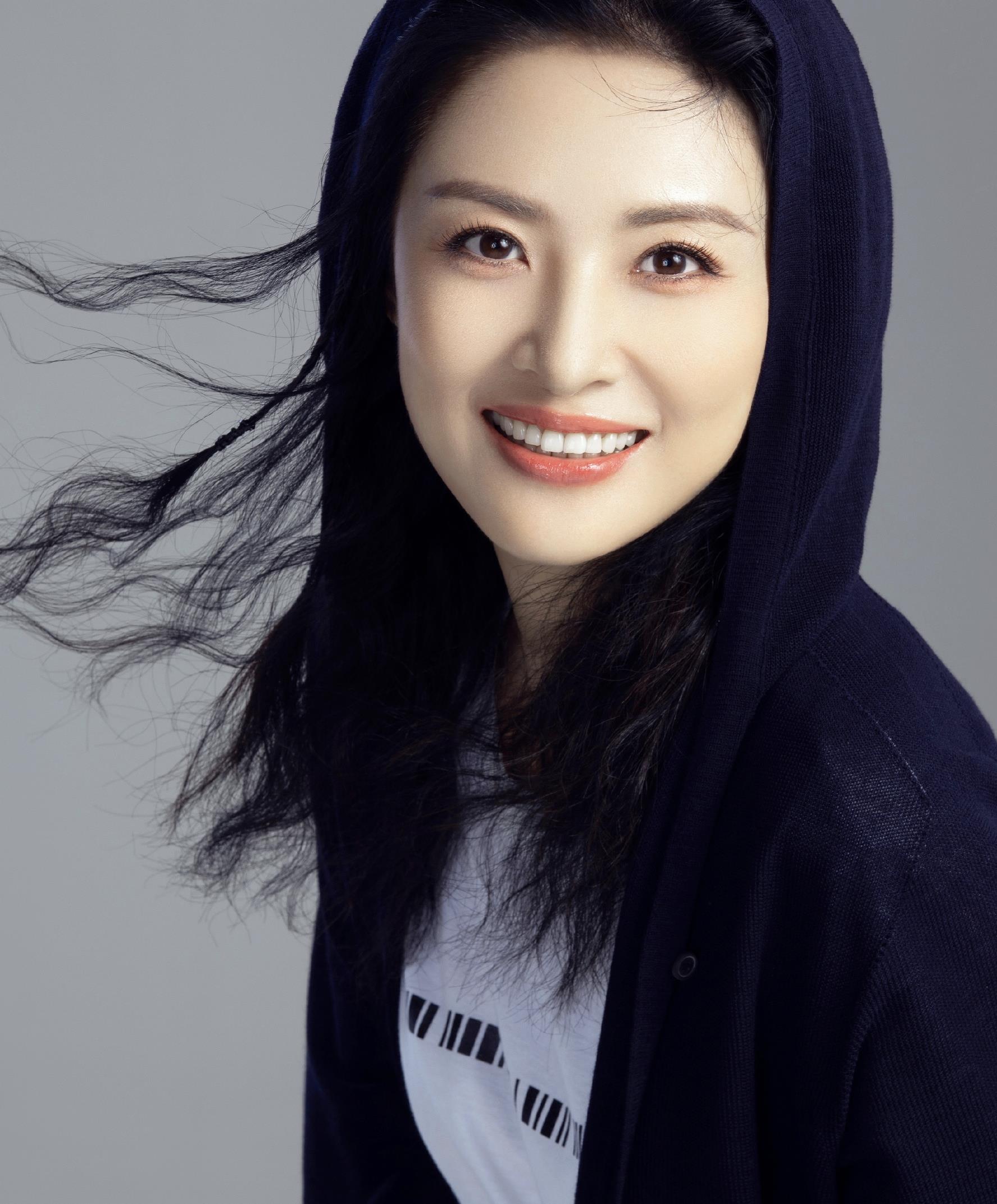 周涛和董卿都是中国央视的知名女主持人,但她们选择了不同的路