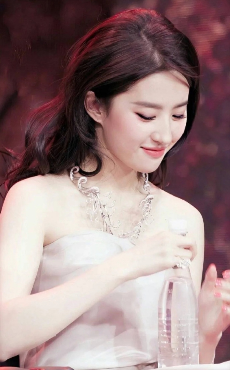 那还是四大名捕在北京举行的首映礼上,刘亦菲听到邹兆龙台上说他在