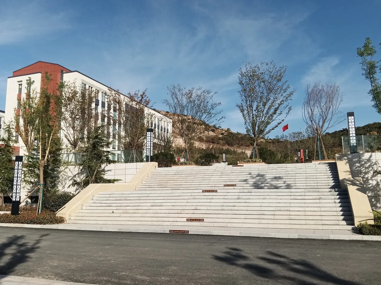 她是前年成为科室副主任的,当然,十多年前,也