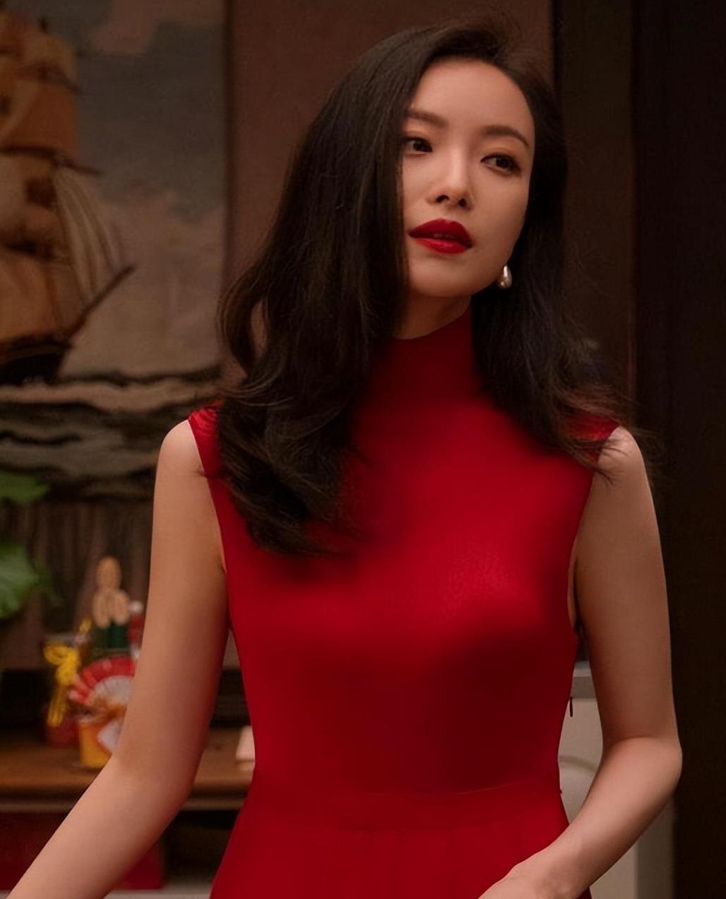 内娱的9位油腻女明星,当众抓裆顶胯舔手指,为了流量太拼了!