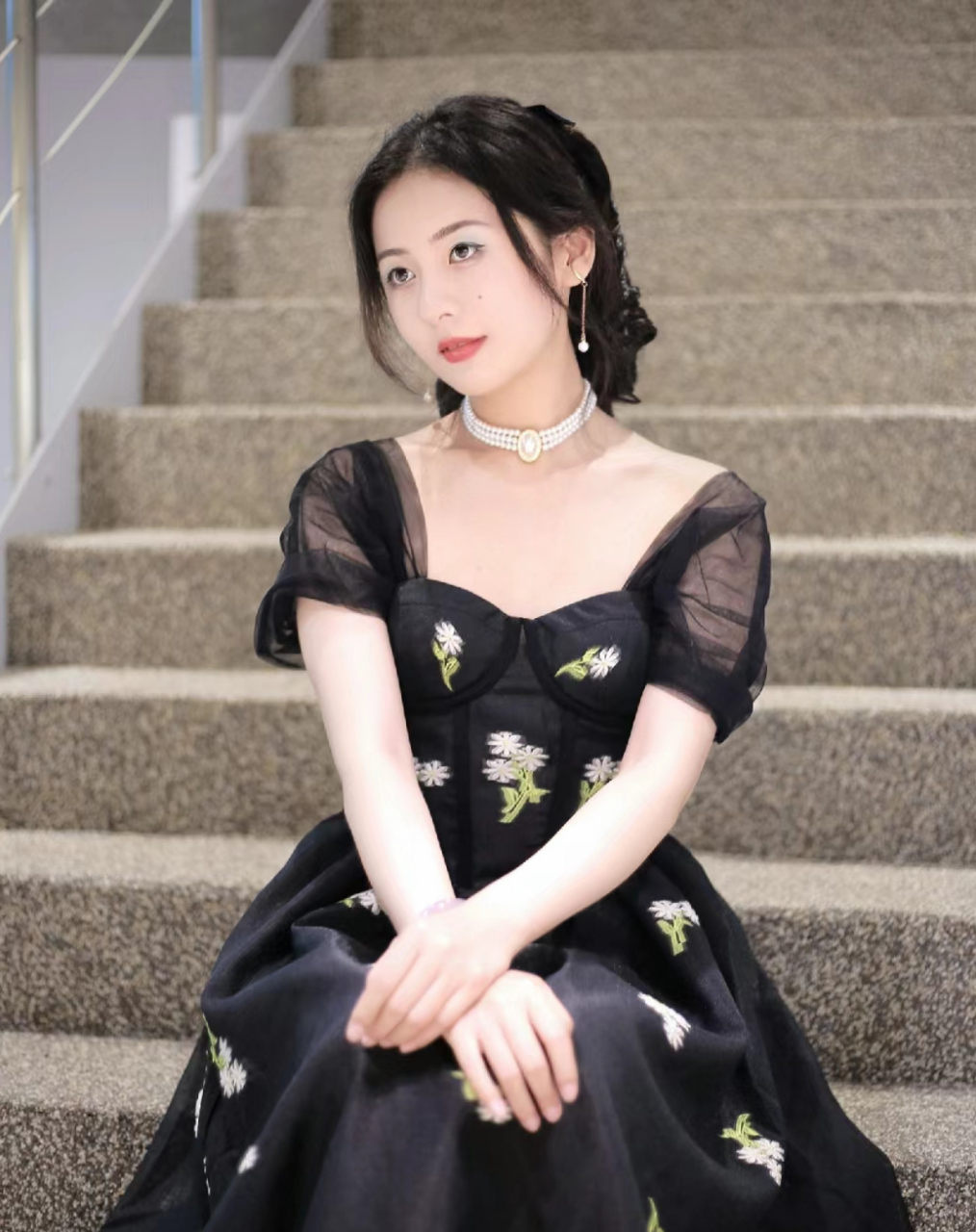 一个人就喜欢静静的坐着#性感美女# #美女