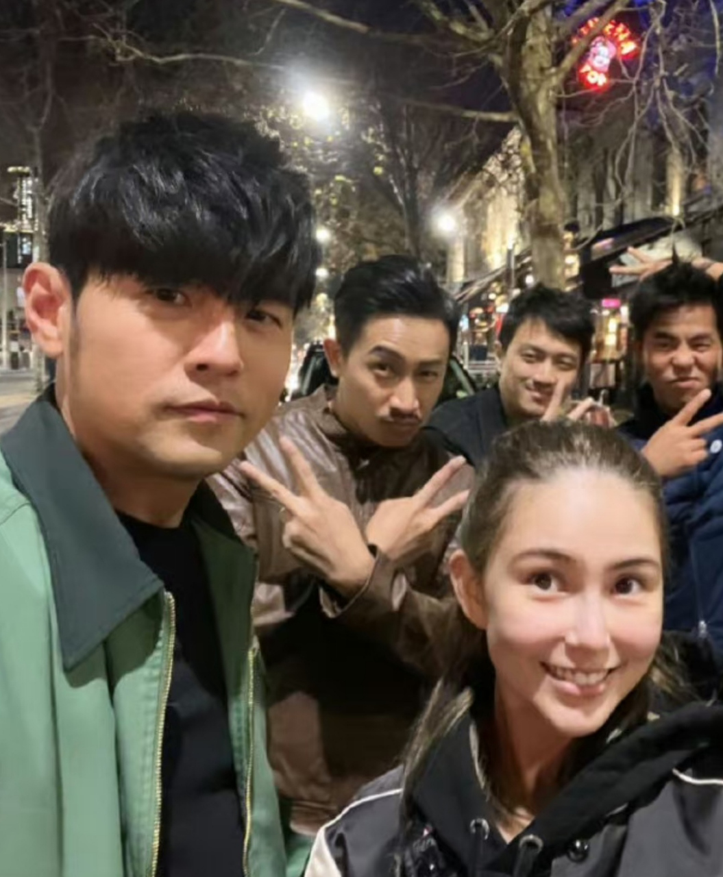 周杰伦又带着老婆参加朋友聚会了,那么多兄弟,只有他和昆凌当着大家的
