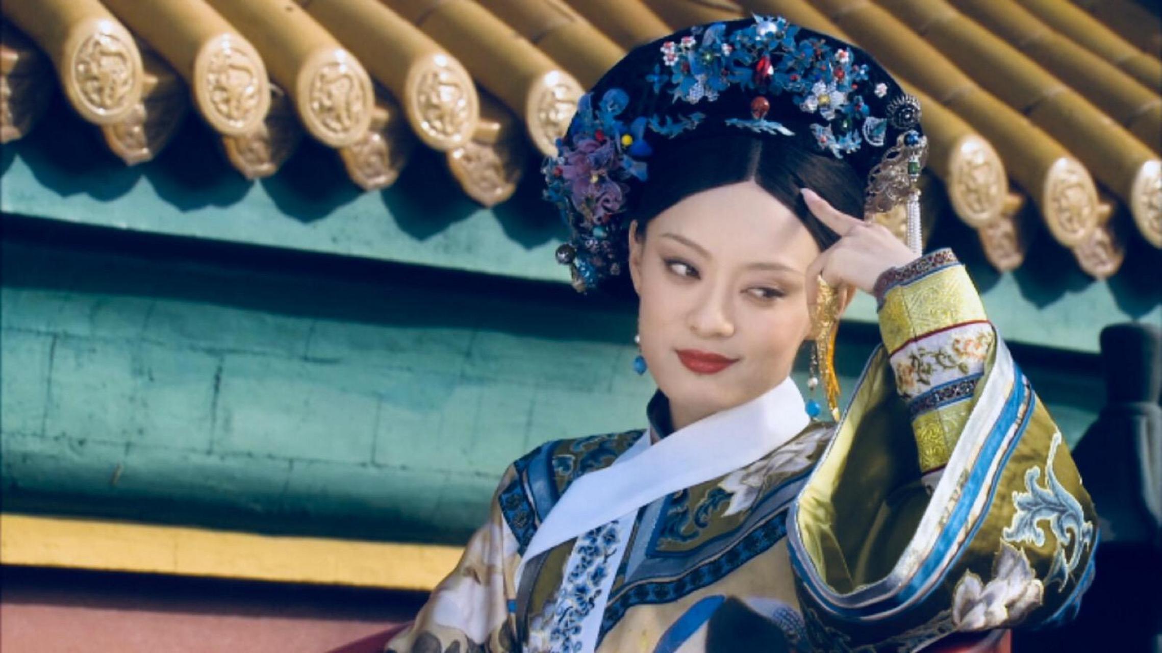 甄嬛的父亲在狱中得了鼠疫,甄嬛挺着大肚子跑去向皇上求情,恰好撞见