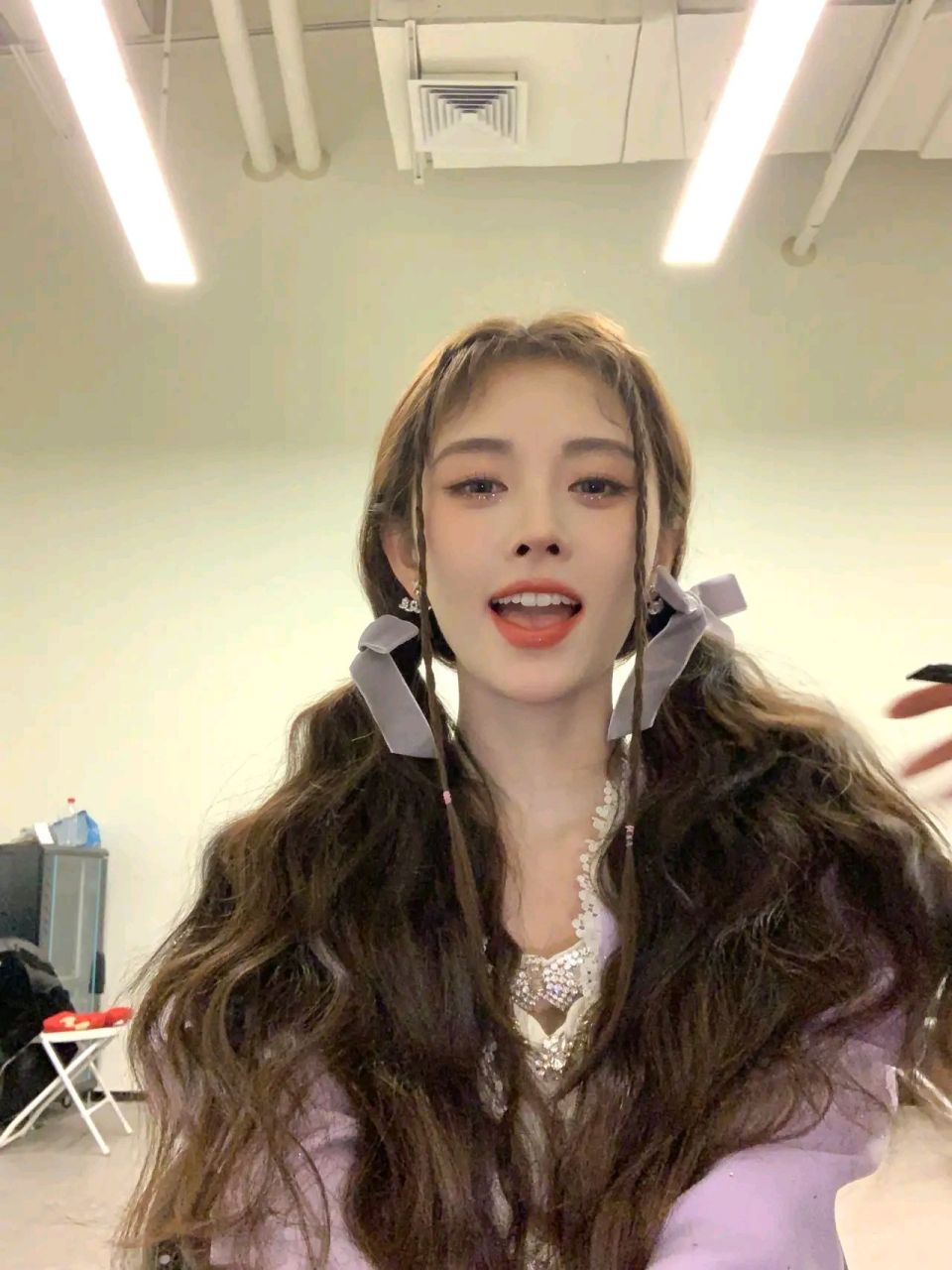 鞠婧祎2023年凌晨分享了一组跨年照片,照片中鞠婧祎充满青春活力,俏皮