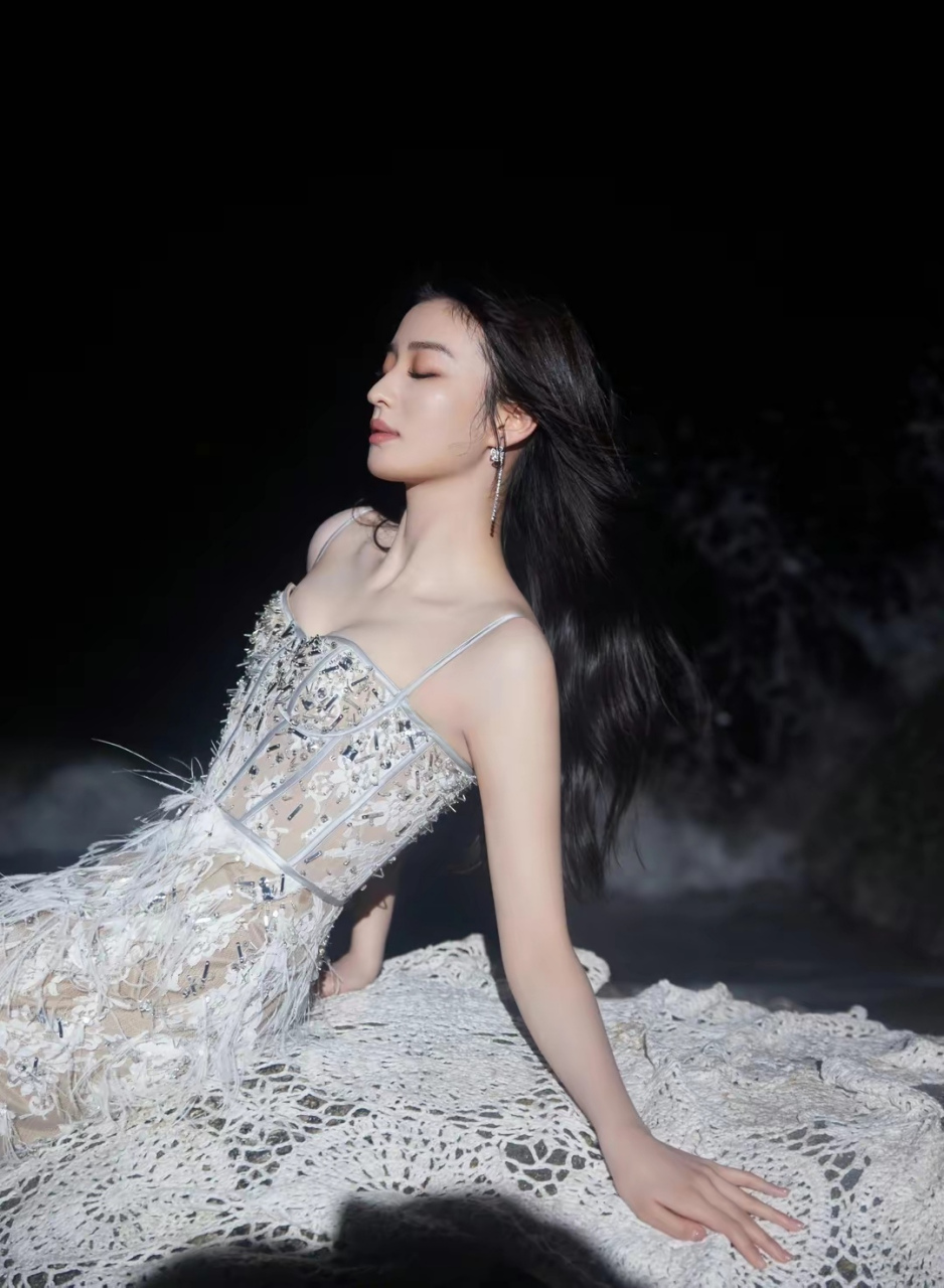 女神王楚然,海边人鱼写真,这条美人鱼真的好美.