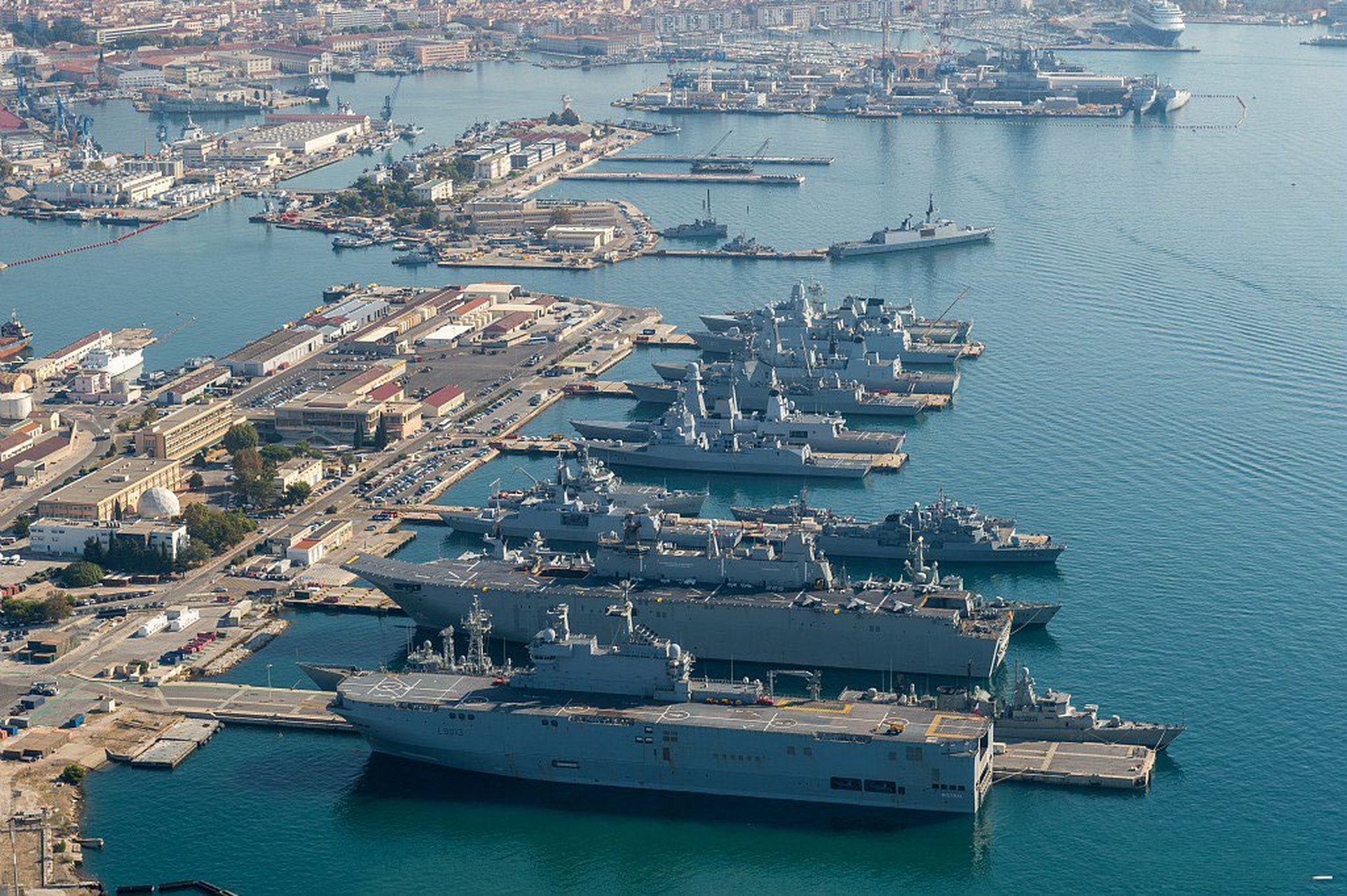 欧洲主要国家把军舰开到法国土伦军港,勉强才凑出半支欧洲海军,这"