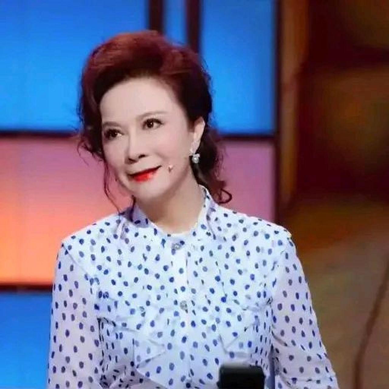 小品演员蔡明,有一次上春晚,扮演一个机器人,为了苗条的身材,两个月没