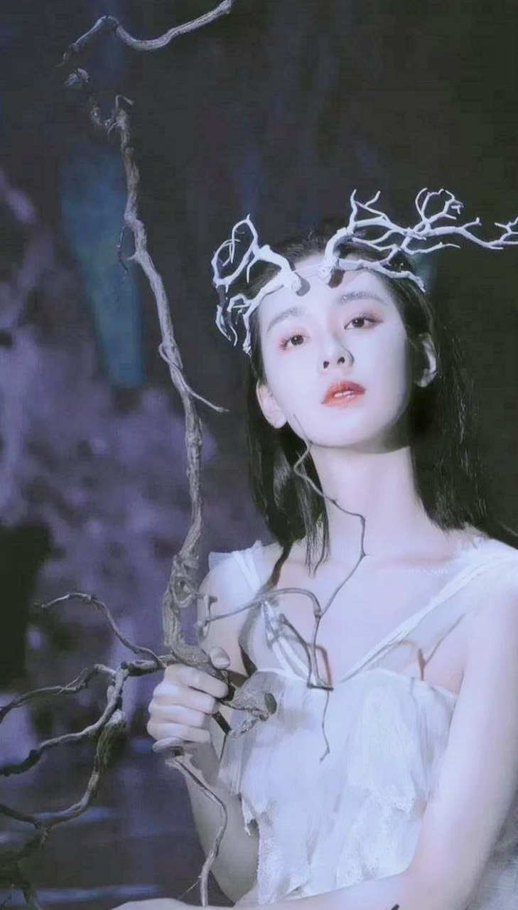 陈都灵这两张 真的太美了 灵动 像精灵一样 那种破碎感 实在是太让人