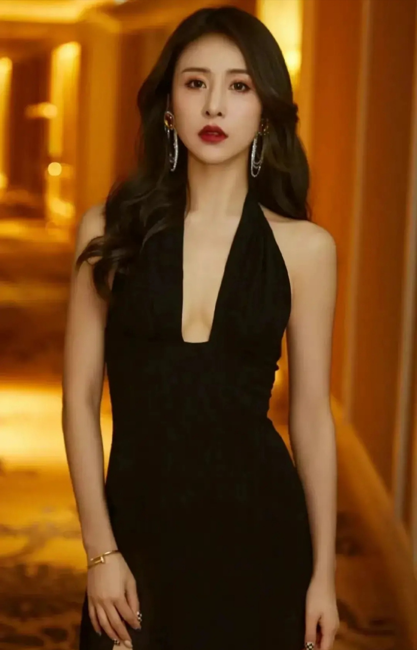 一组贾青不同类型颜色搭配服饰展示!有黑绿毛衣外套牛仔裤!