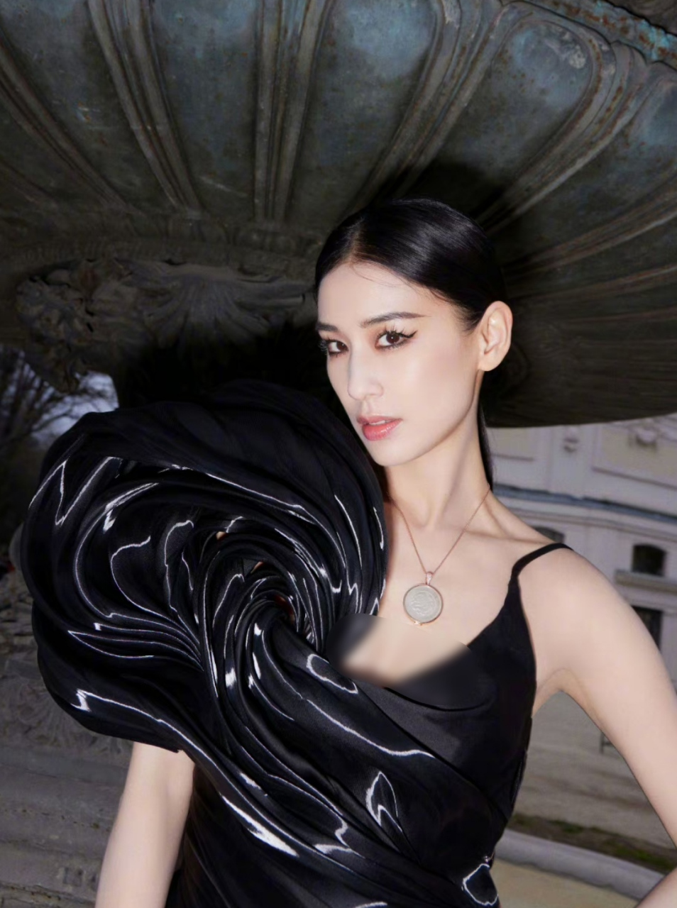 黄圣依分享自己的封面大片,画上浓妆太有气场了,她能驾驭这样的酷飒