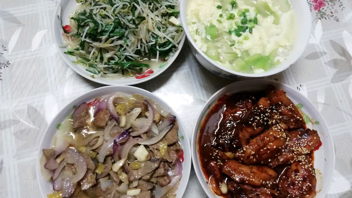 今日午餐:红烧鸡翅、洋葱炒牛肉、韭菜炒豆芽、丝瓜鸡蛋汤!