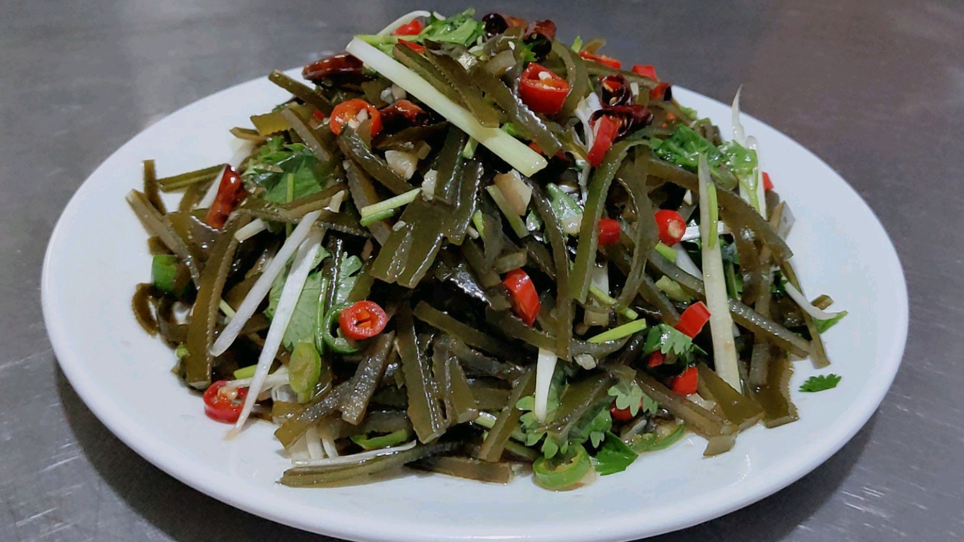 夏天饭店买的最火的一道菜 凉拌海带丝 看看厨师是怎样做的
