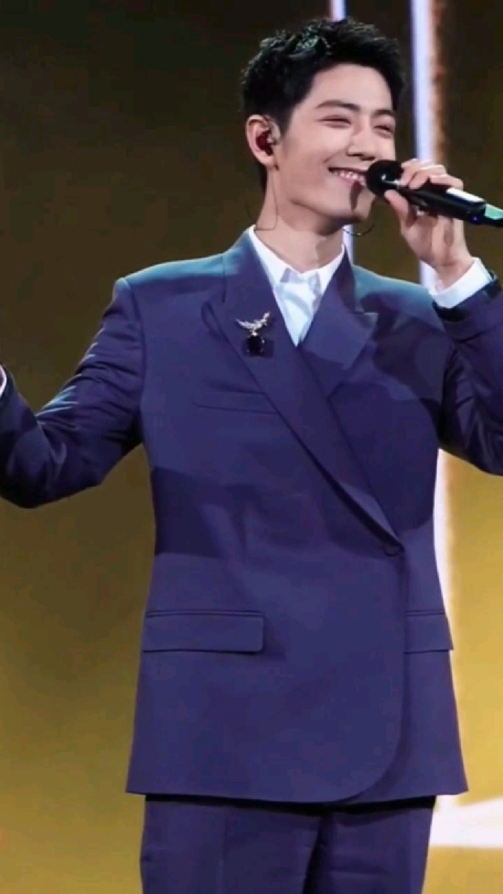 肖战参加晚会,台上唱一首,笑容超撩人