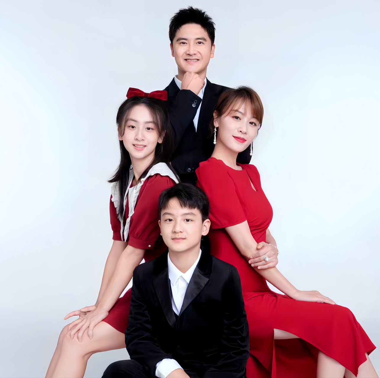 田亮一家四口人合影. 一家人颜值超高,笑容灿烂,太幸福的一家人了.