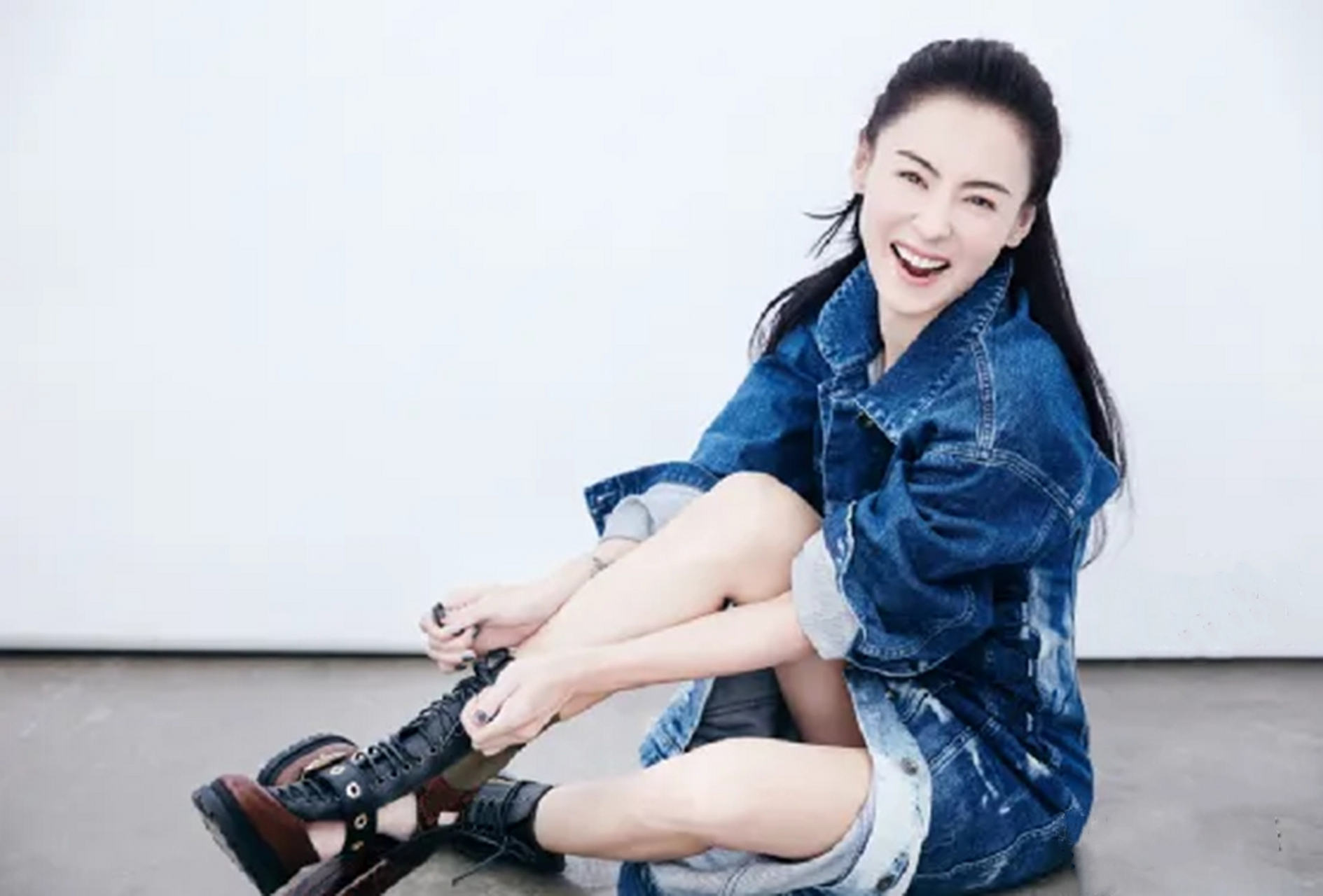 张柏芝休长假后首露面!脖贴膏药,肩膀绑绷带.