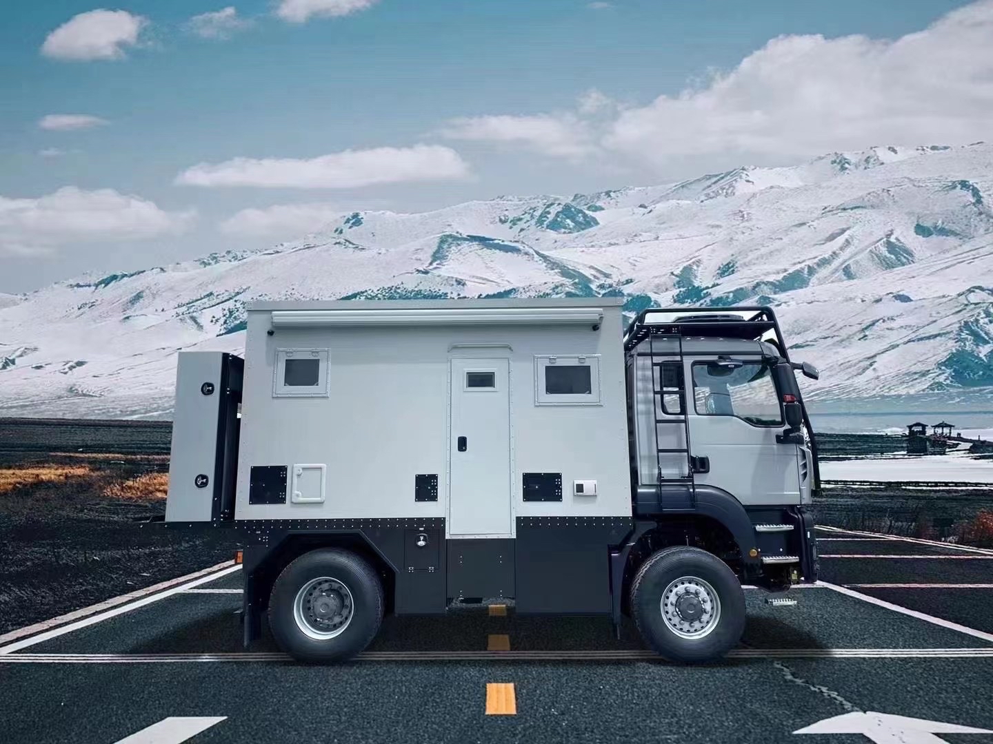 中国重汽越野房车商旅版带升顶您的空中花园