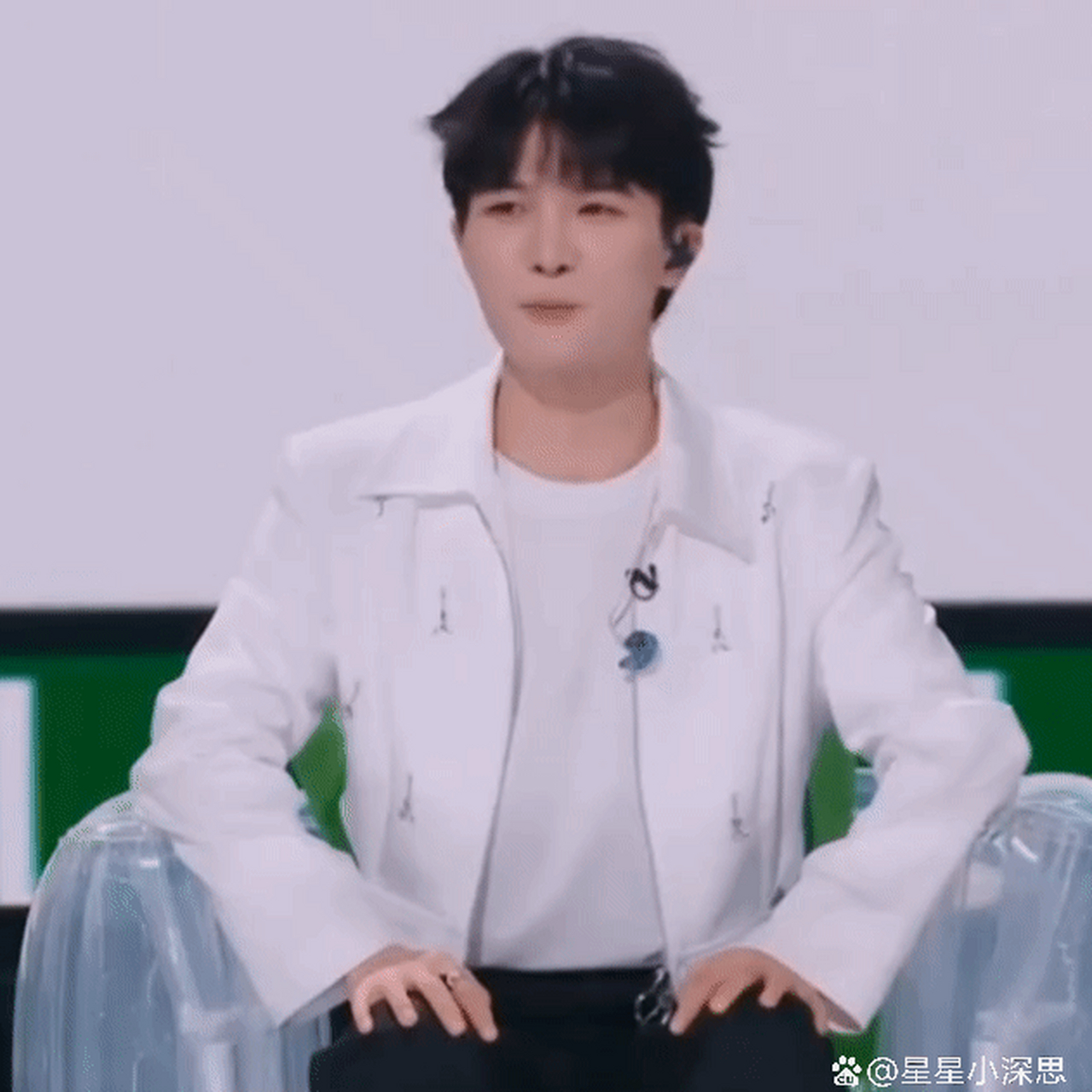 哈哈[awsl]小猫咪连环比心[给你小心心]#周深#   观众席举起的手手和