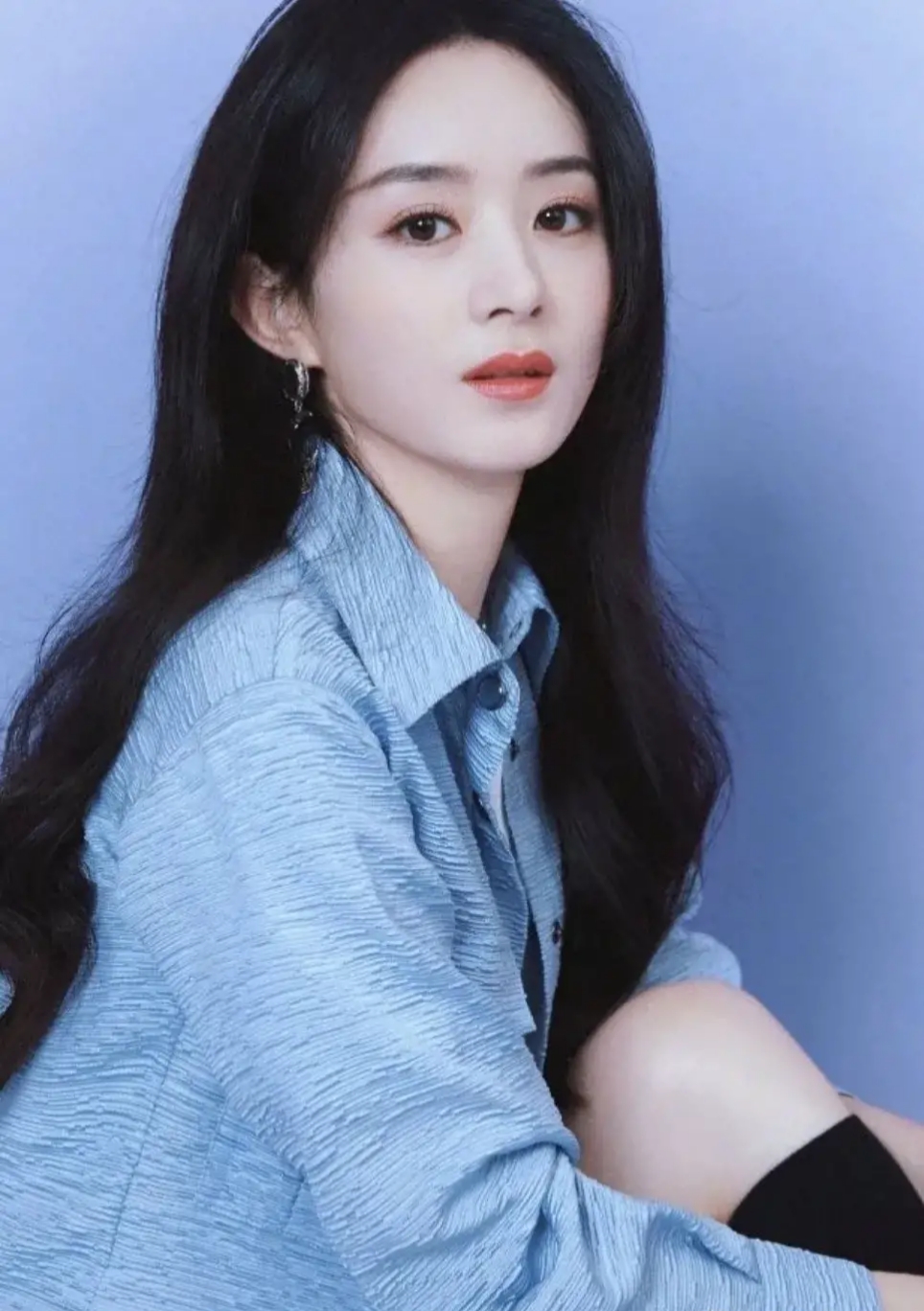 赵丽颖身穿蓝色套装优雅又干练,气质可盐可甜,知性又优雅,有种少女的