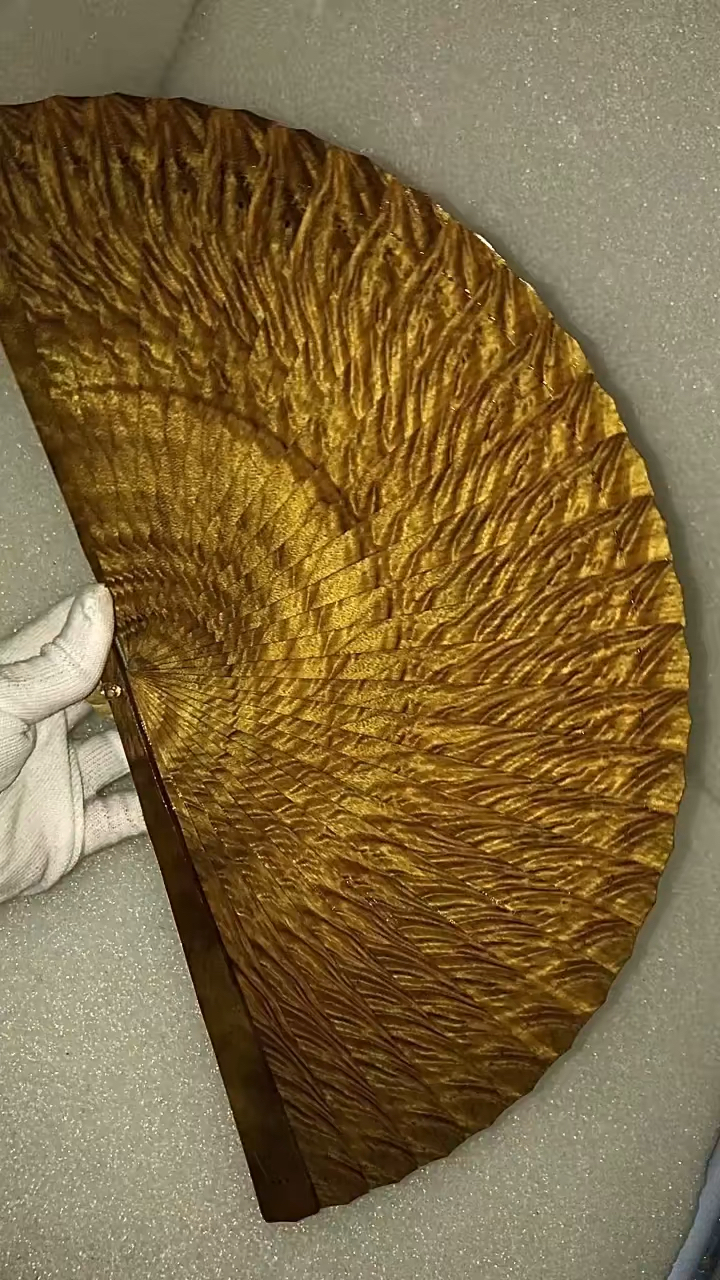 哇喔这个的龙胆纹有见过吗,还是金丝楠木小叶桢楠材质的苏扇