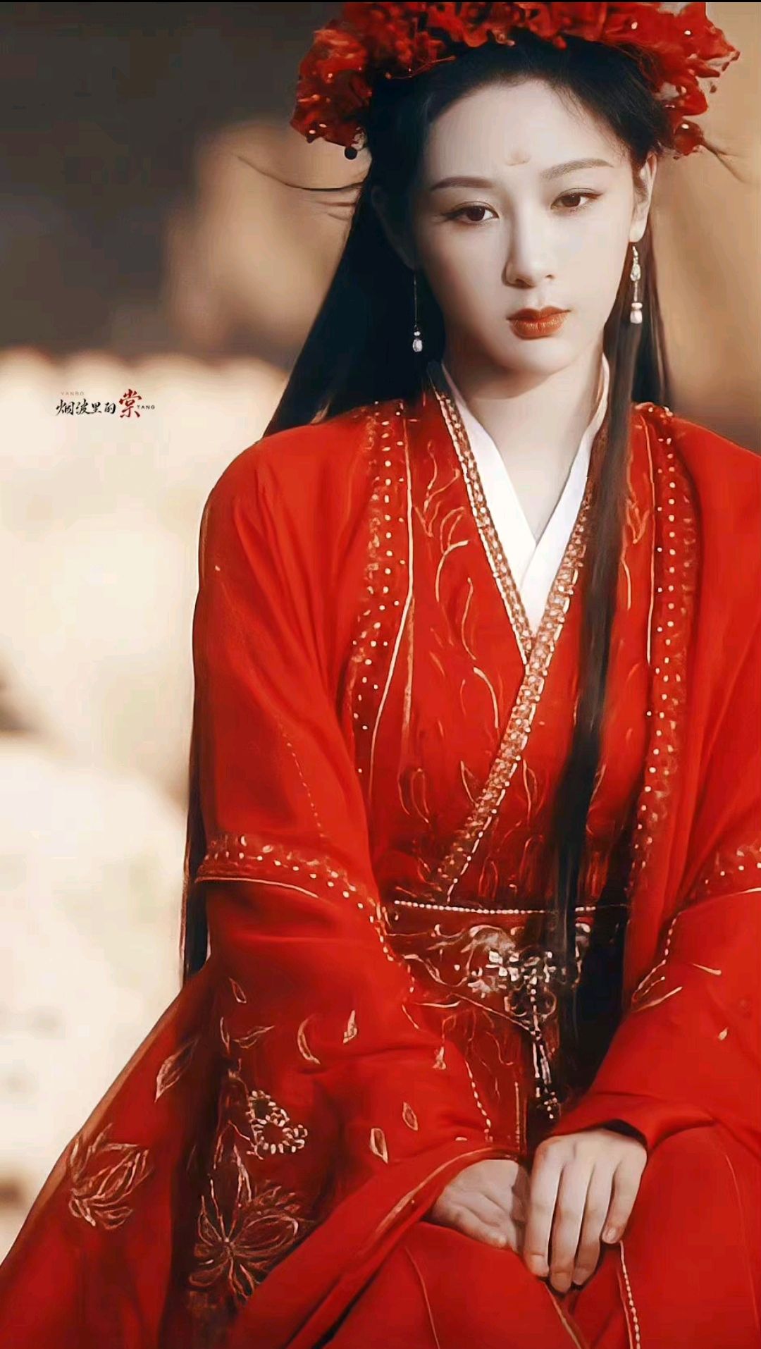 杨紫红裙惊艳亮相!高颅顶盘发造型魅力无限!