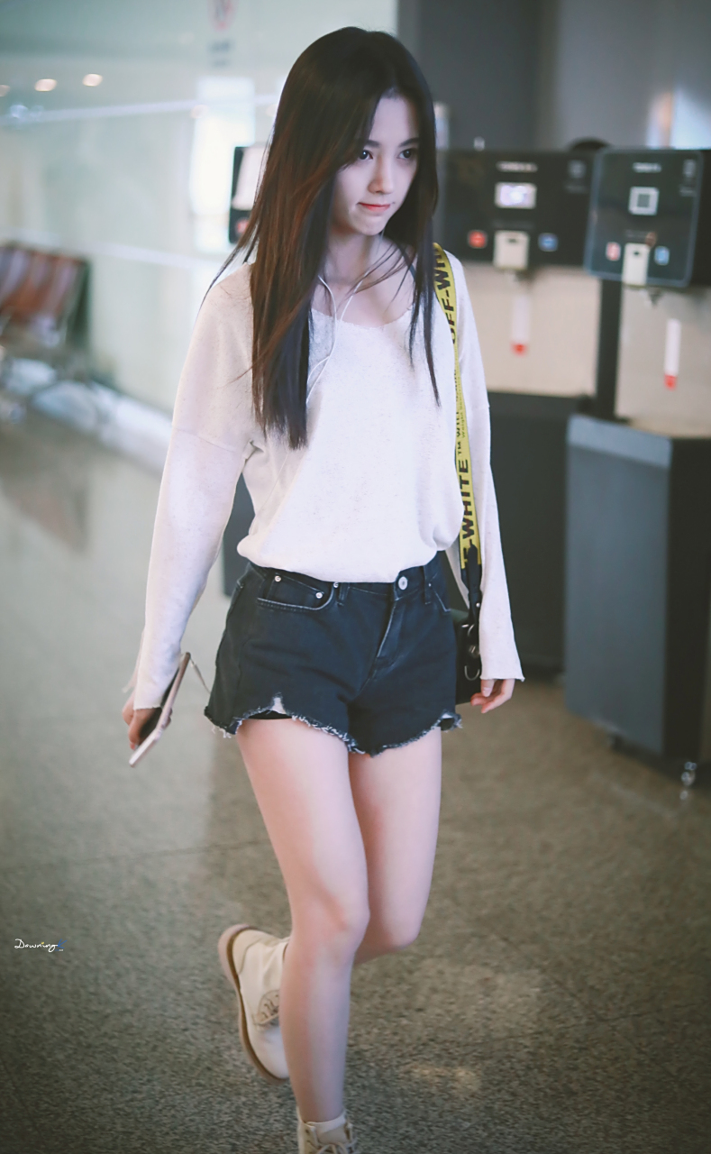 鞠婧祎牛仔短裤玩游戏,可爱清纯#明星生图大赏