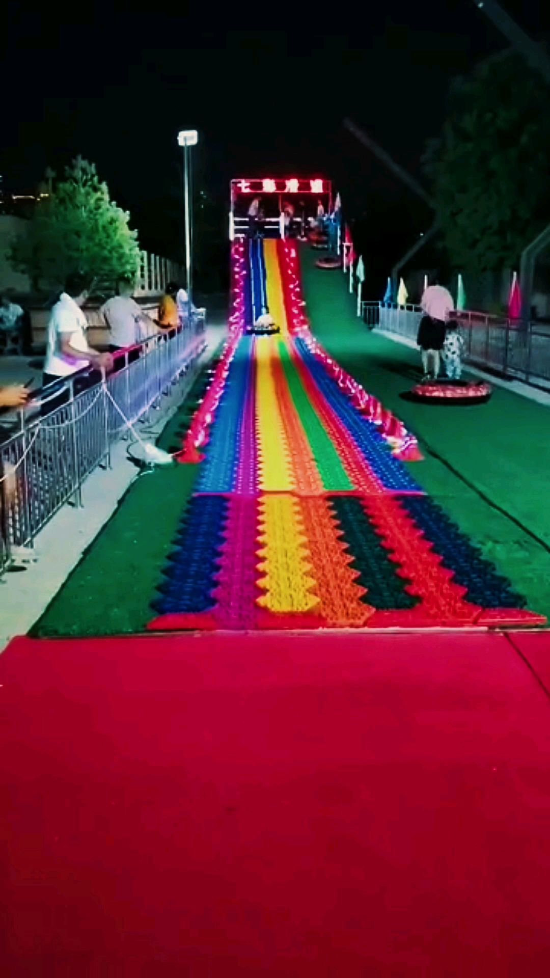 他说游乐场七彩滑道才是我的童年,户外网红游乐项目我一直在努力