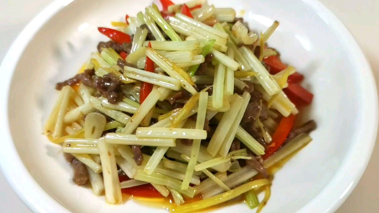 土芹菜炒牛肉丝,这样做更好吃,窍门都在这里