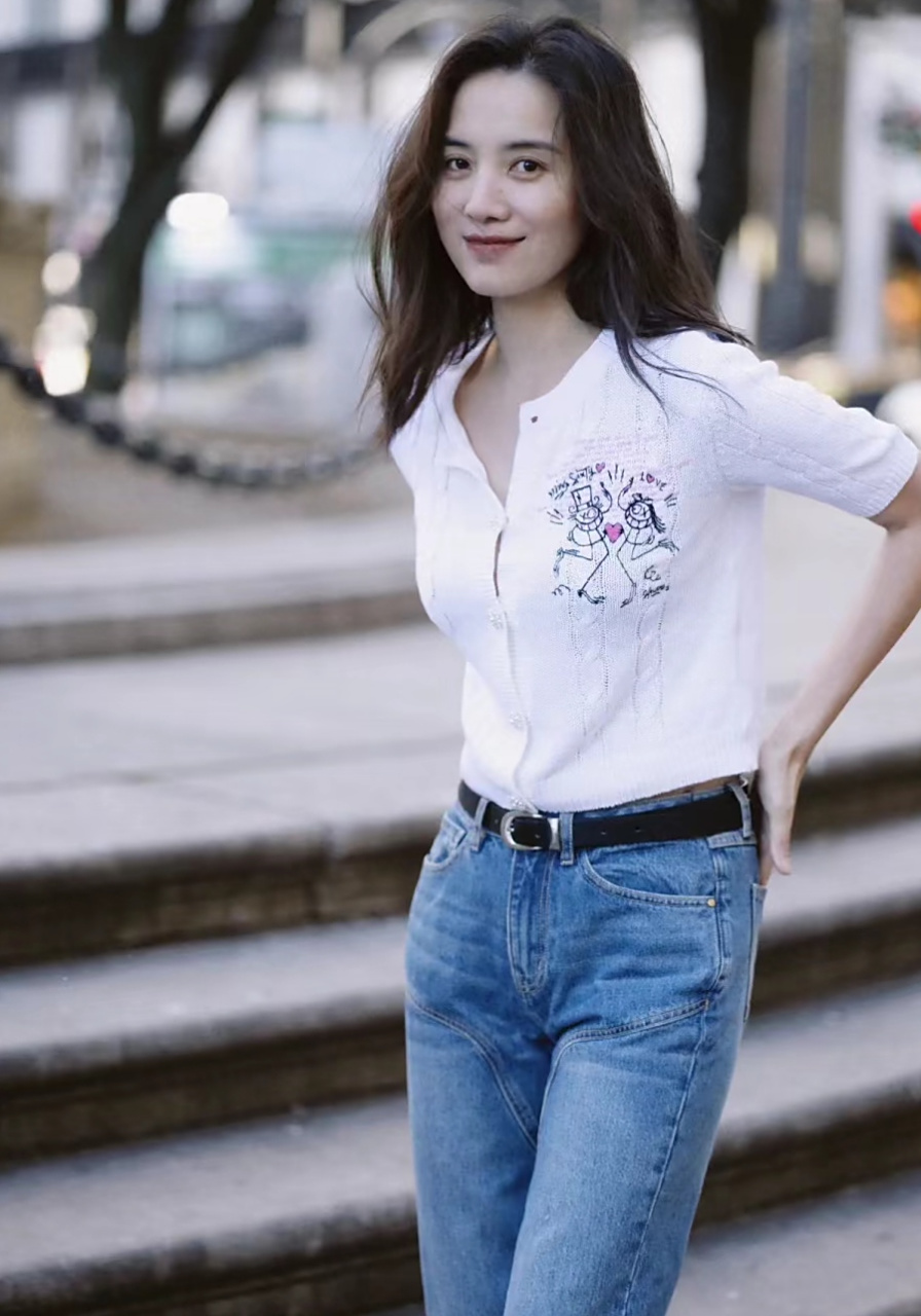 宋佳在街头外拍气质太潇洒,白t恤加牛仔裤就很时髦,简单干净的美感很