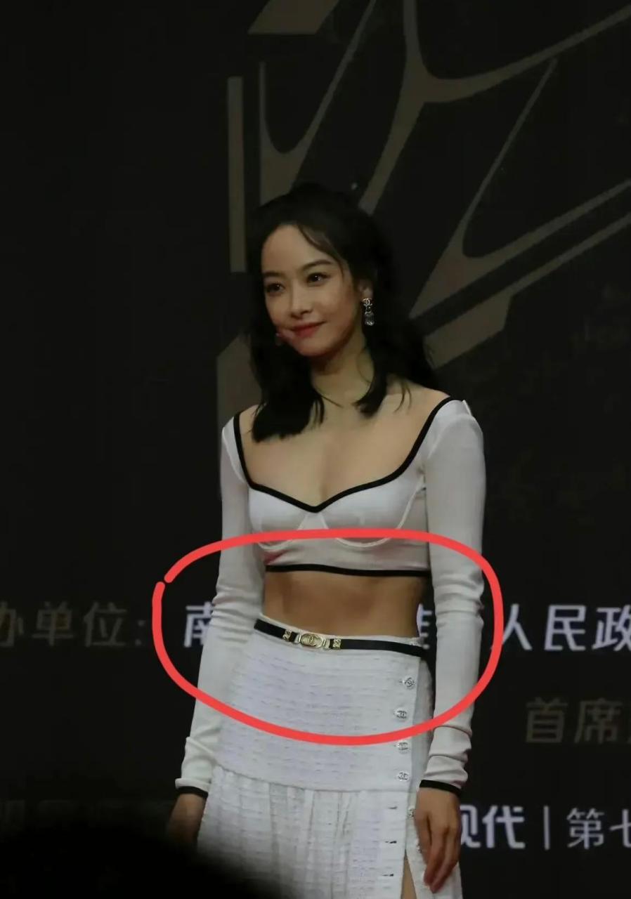 宋茜的这个肚子,真的很像憋气之后的效果,为了展现身材,那么就不出气