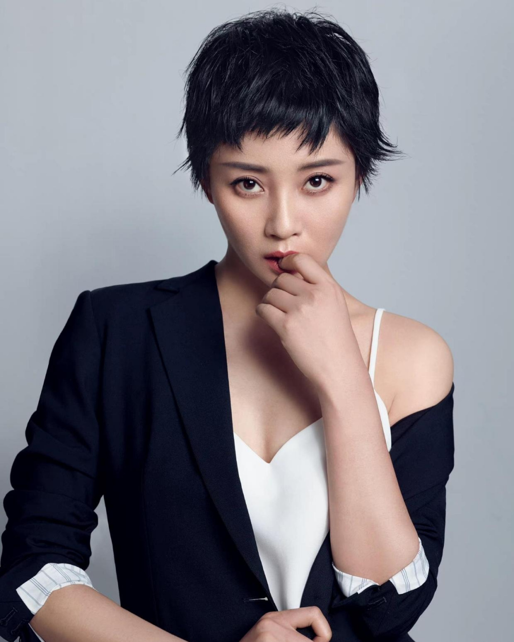 殷桃短发感觉更有气质