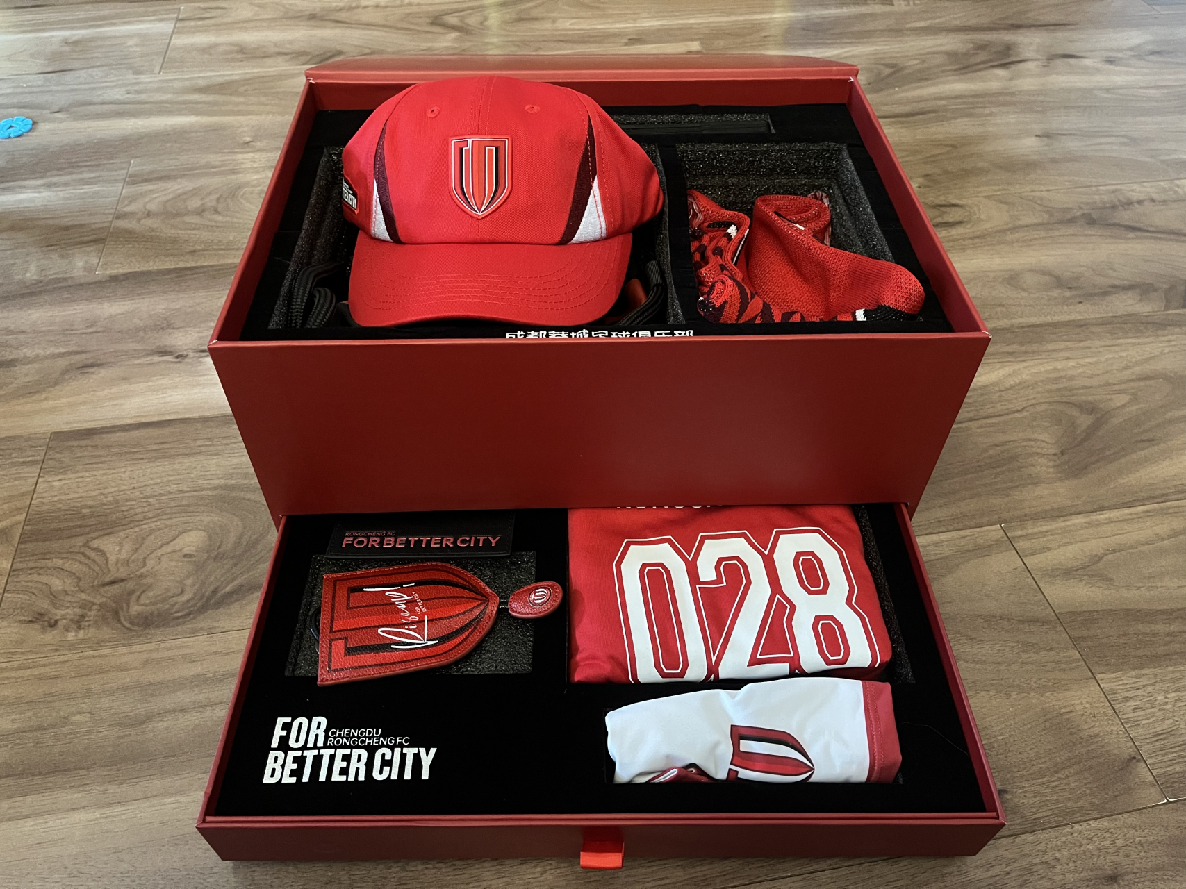 成都蓉城套票的大礼包到了,今天去凤凰山看比赛,我也有正儿八经的