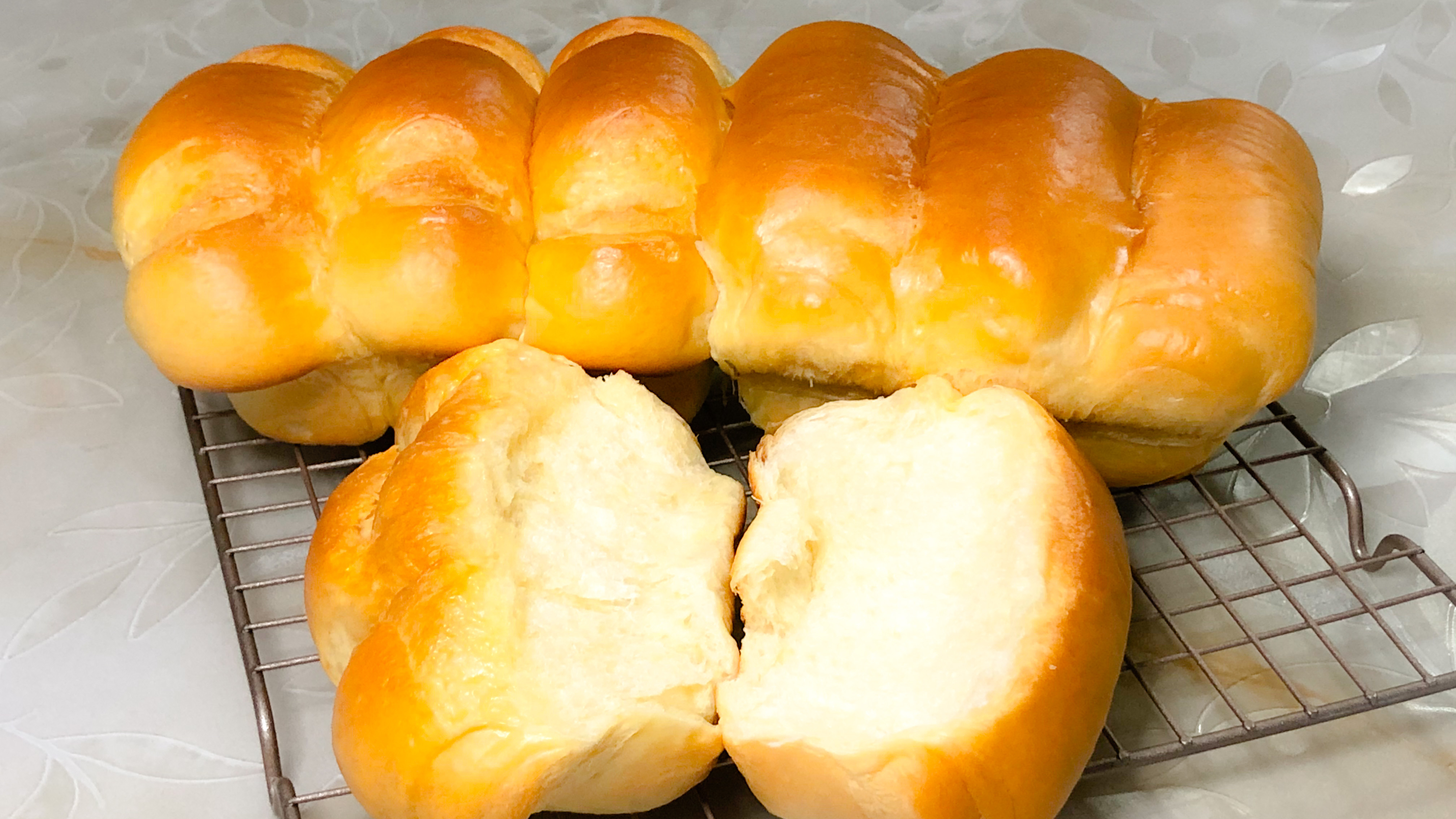 没有模具,用普通面粉,也能做出蓬松绵软、超级拉丝的吐司面包