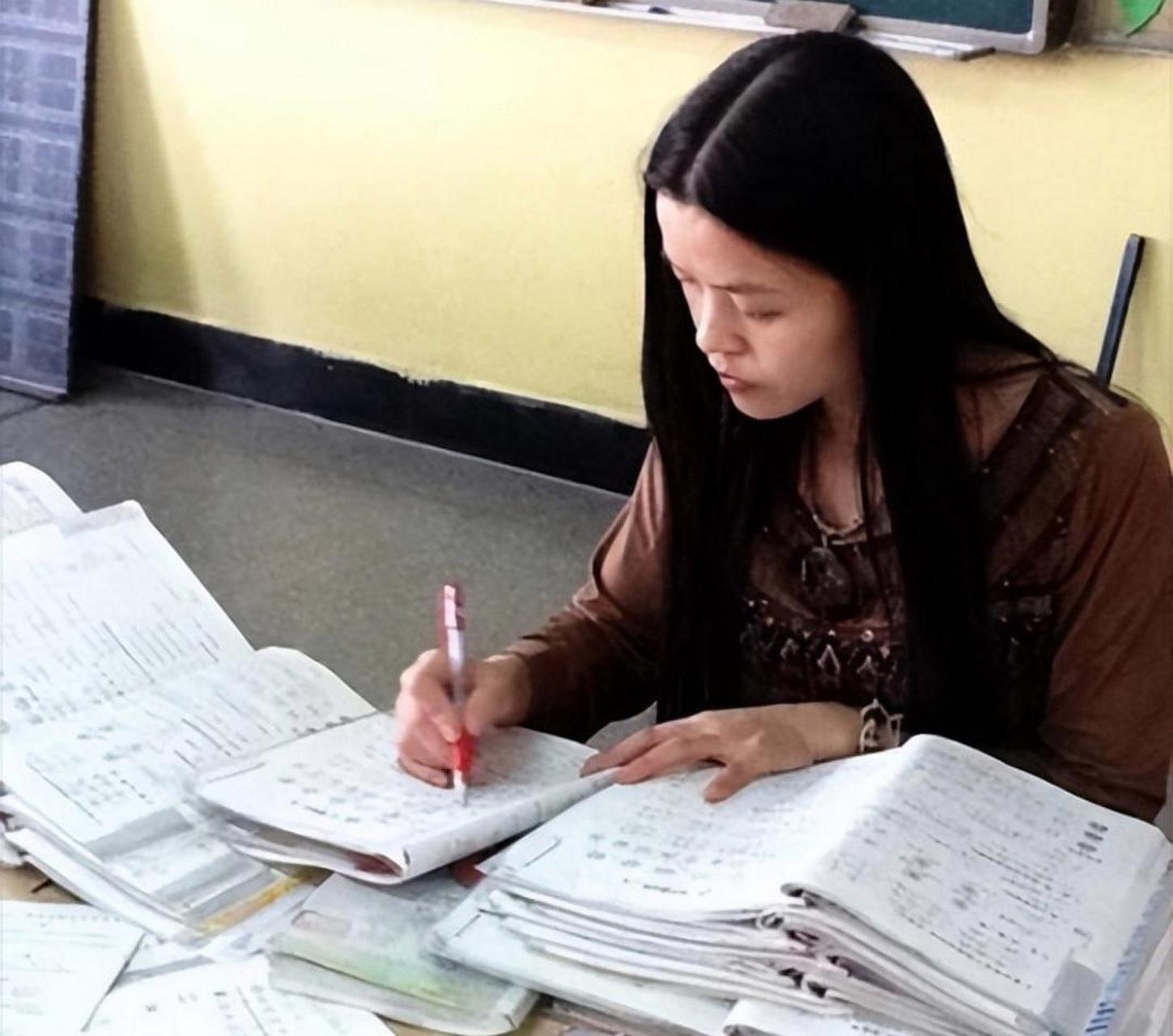 湖北一教师双手左右开弓扇学生耳光  近日,一段老师在教室左右开弓扇