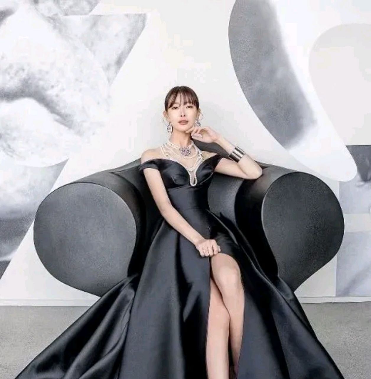 高媛熙完美消化了多件礼服,展示了出众的美貌和曲线美,吸引了人们的