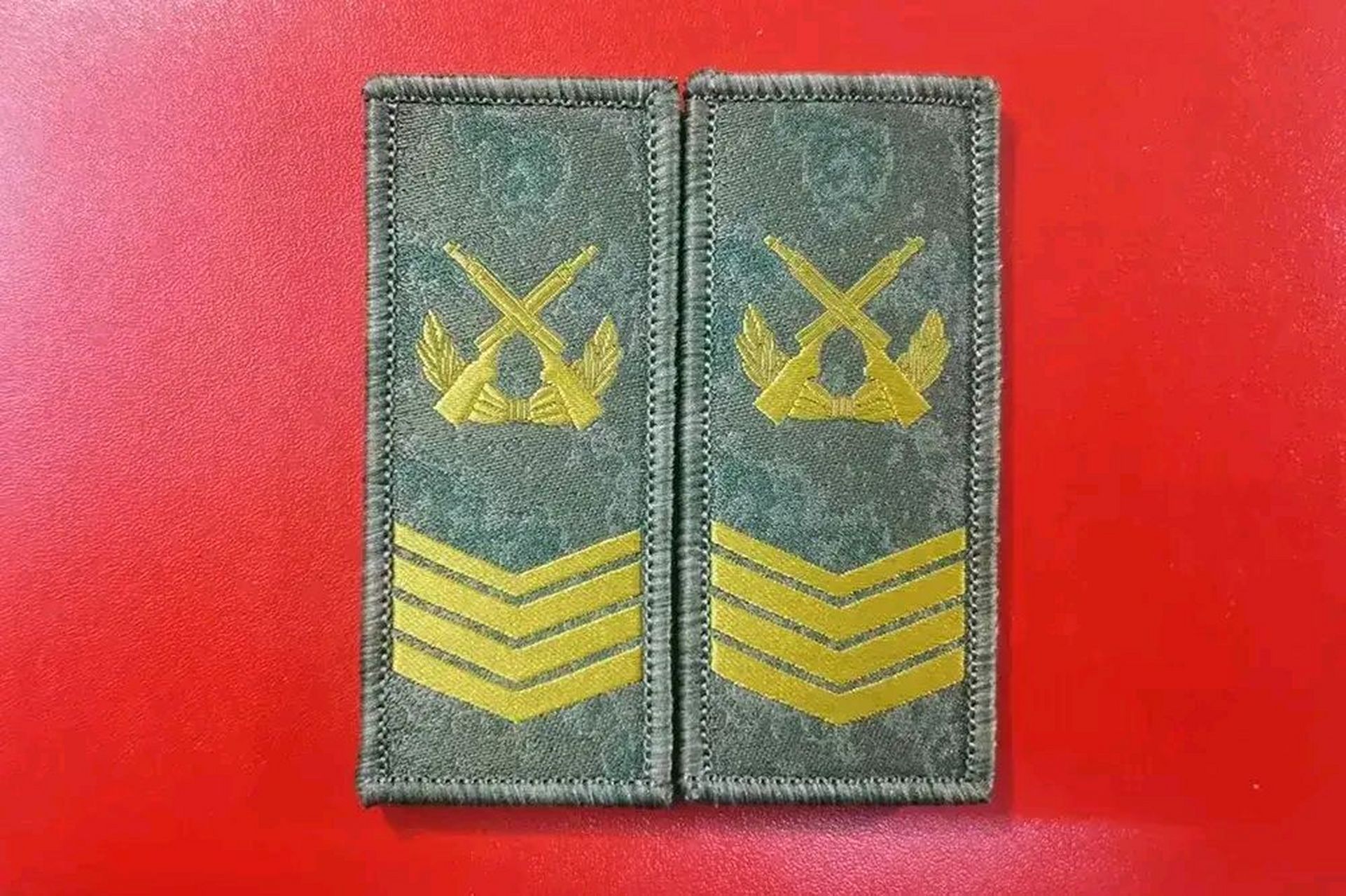 军士军衔设三等七衔,义务兵军衔分为上等兵和列兵.