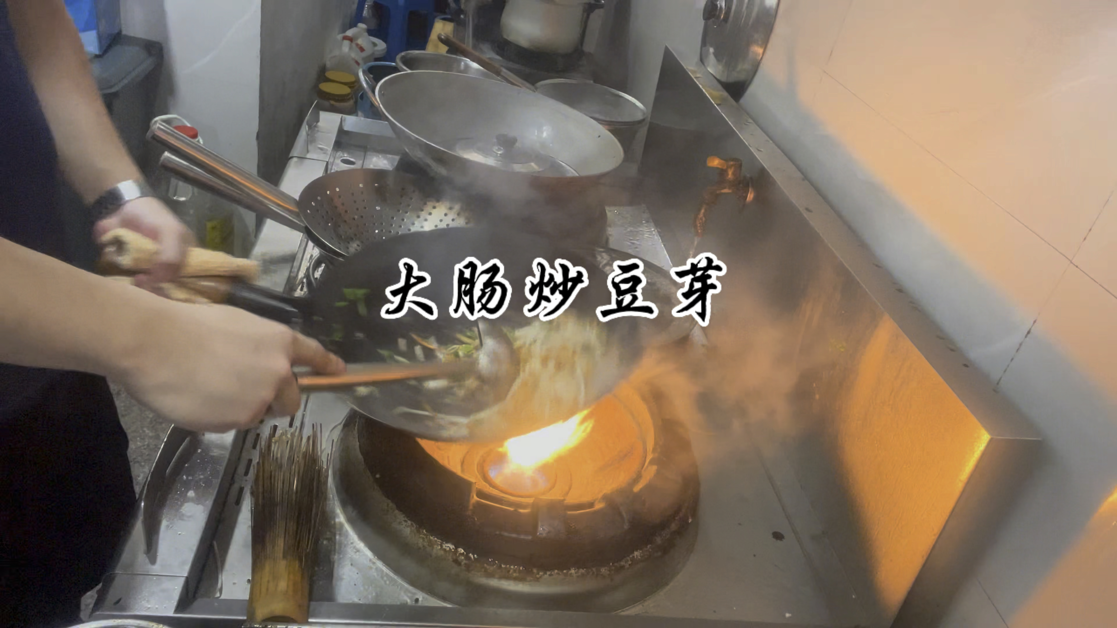 大肠炒豆芽。大肠炒豆芽在炒制的过程中,一定不要把豆芽炒熟