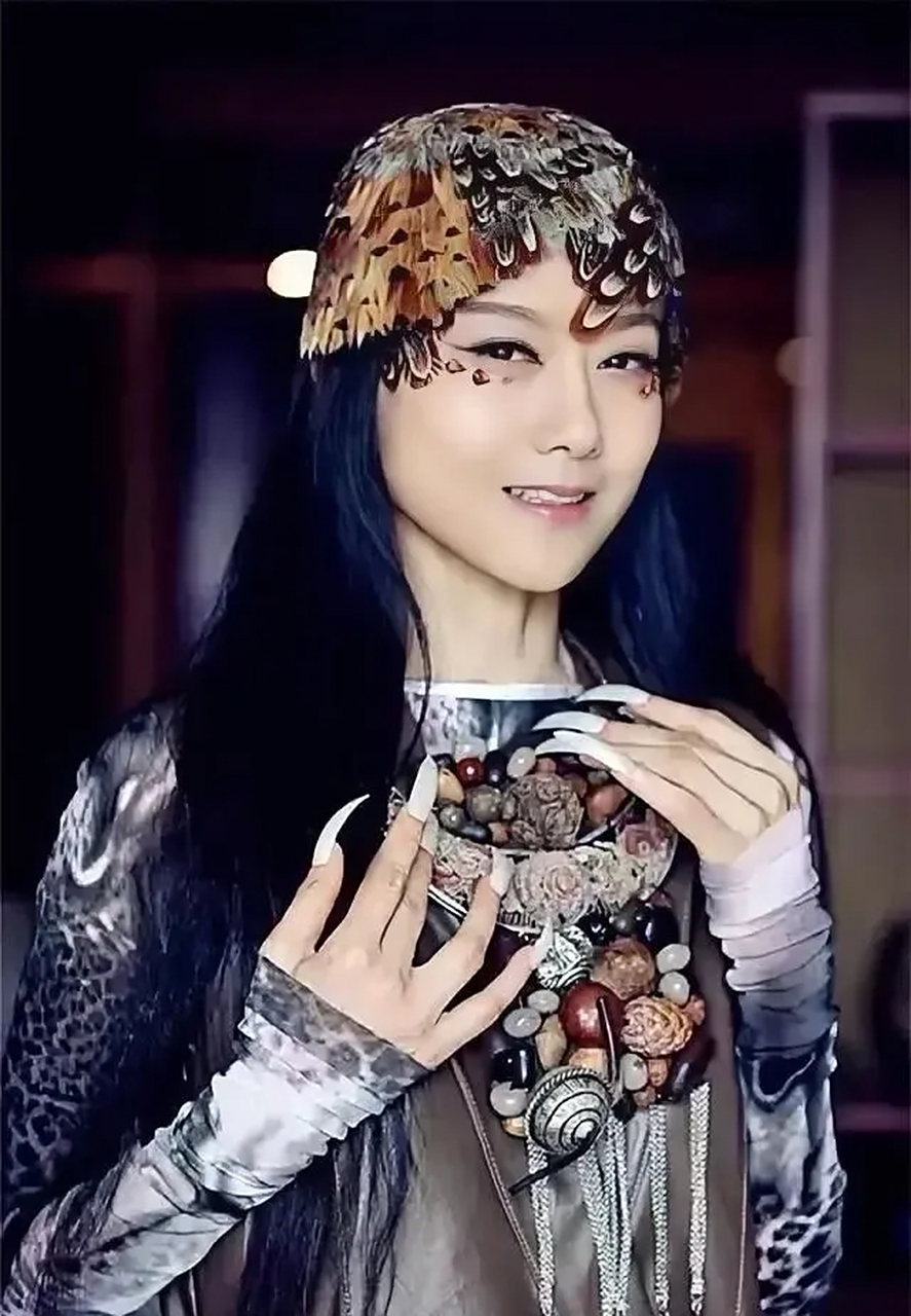 有一次,金星问杨丽萍:"我很好奇,你那手指甲长达5cm,上厕所怎么擦屁股