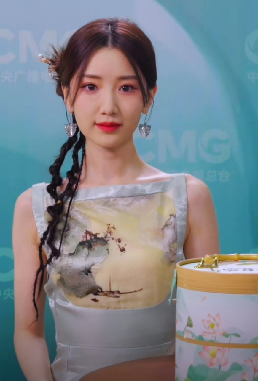 毛晓彤参加端午晚会演出,采访环节气质文静,穿着古风连衣裙淡然甜美
