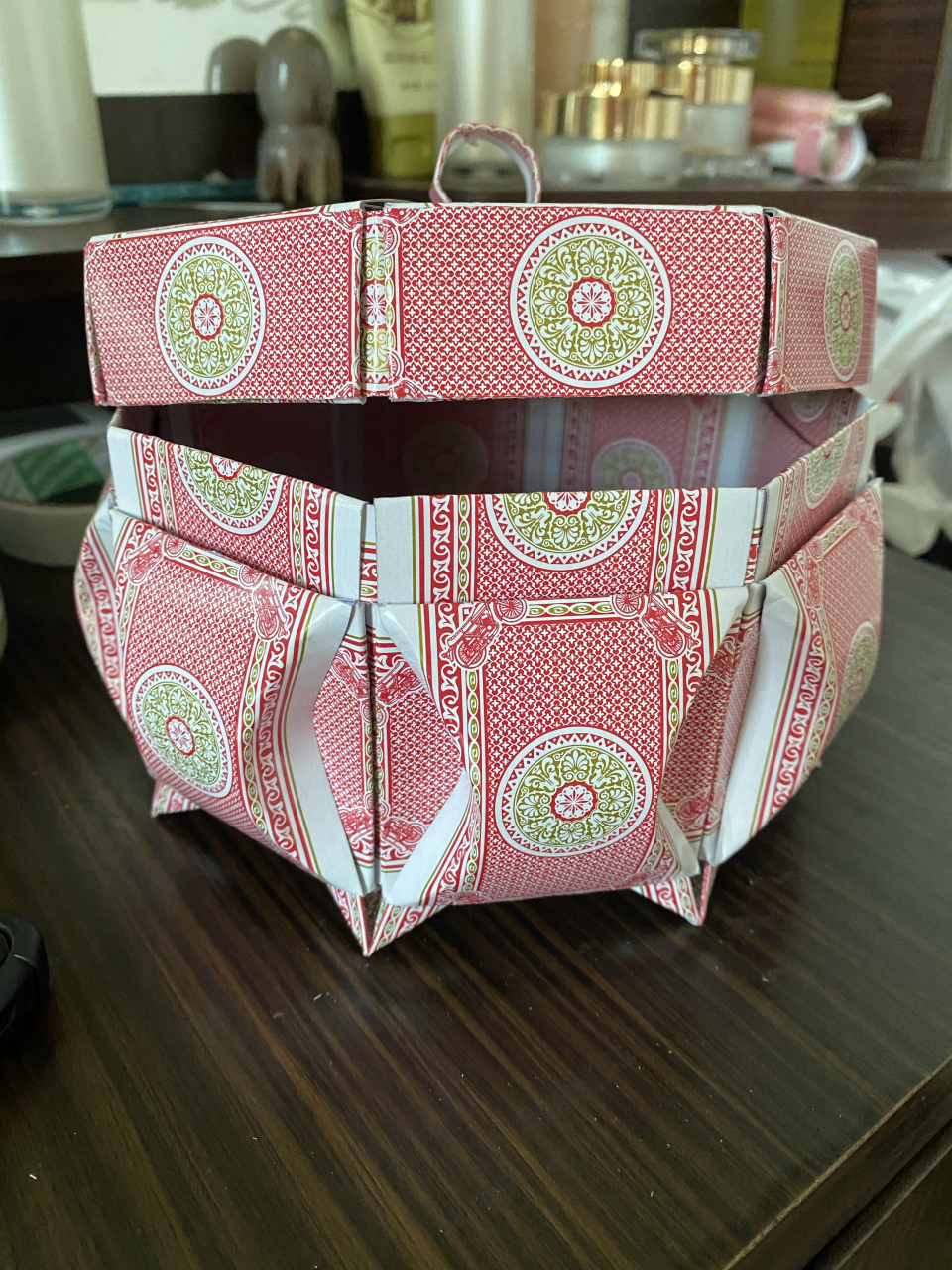 用扑克牌做的收纳盒,废物利用起来真心不错,装零食妥妥的,完美[嘻嘻]