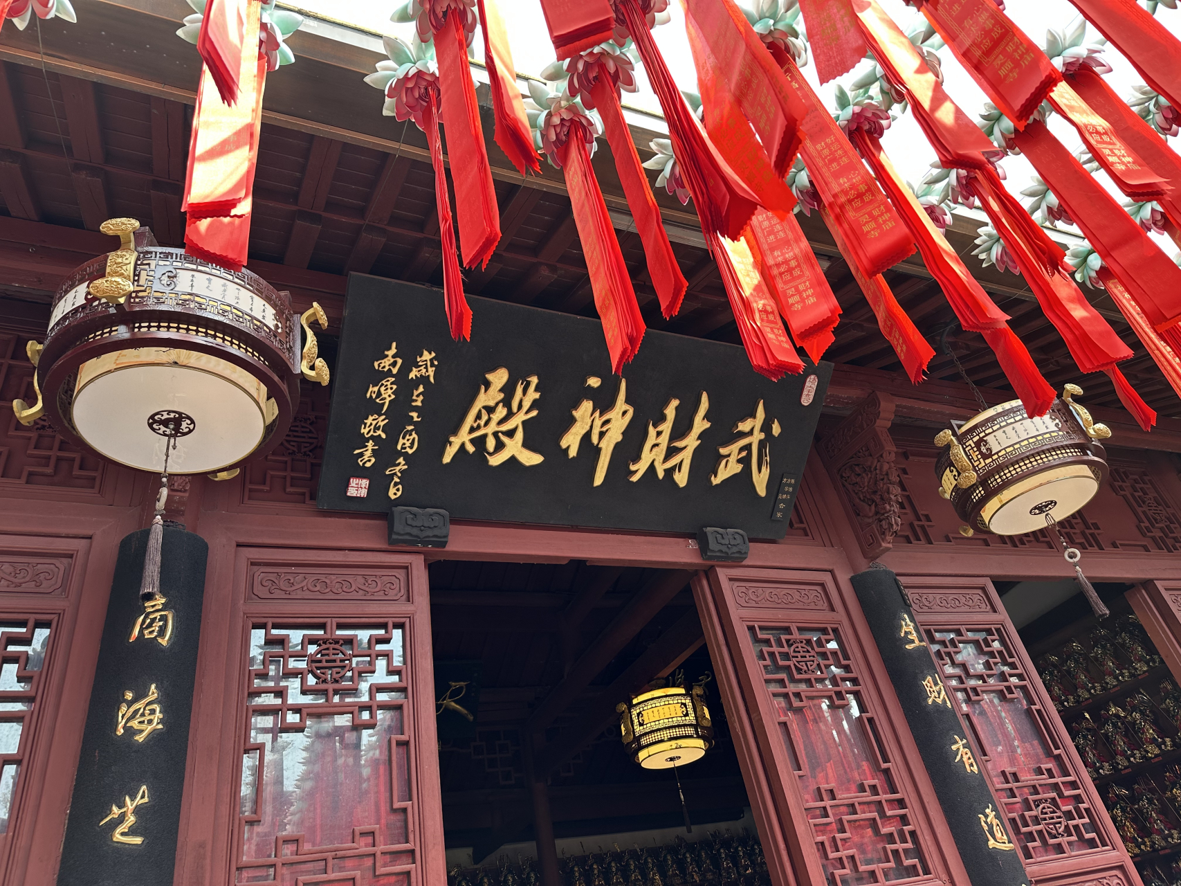 上半年去了三座寺庙,苏州西园寺,杭州灵隐寺与财神庙,我是求财又求