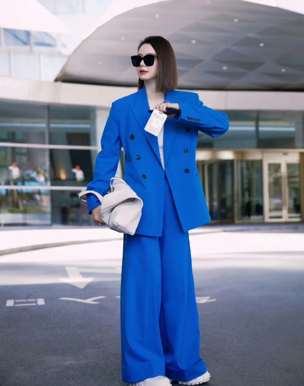 戚薇真会穿,一身克莱因蓝西装套装亮相,时髦好看倍吸睛 克莱因蓝作为