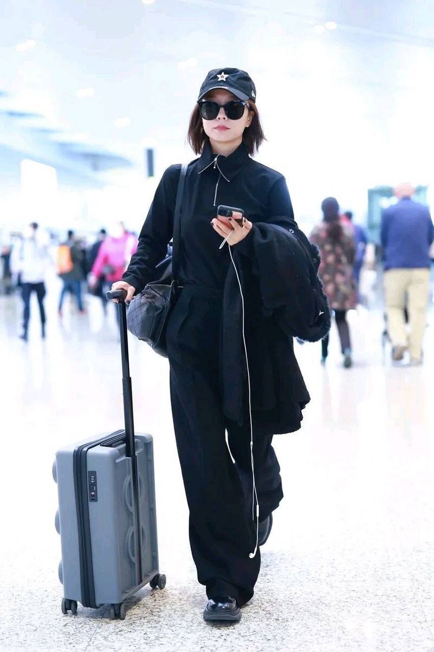 王珞丹亮相上海机场,她这次搭配了一身黑色的衣服,看上去潇洒又漂亮