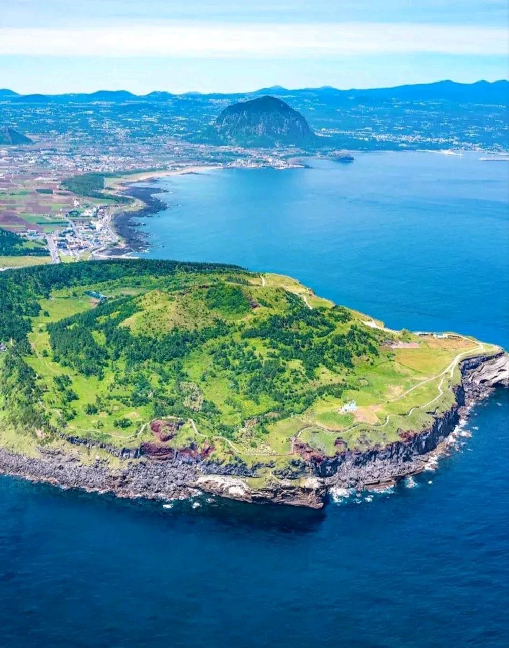 济州岛面积1845平方公里,人口66万,是韩国面积最大的岛屿,比崇明岛略