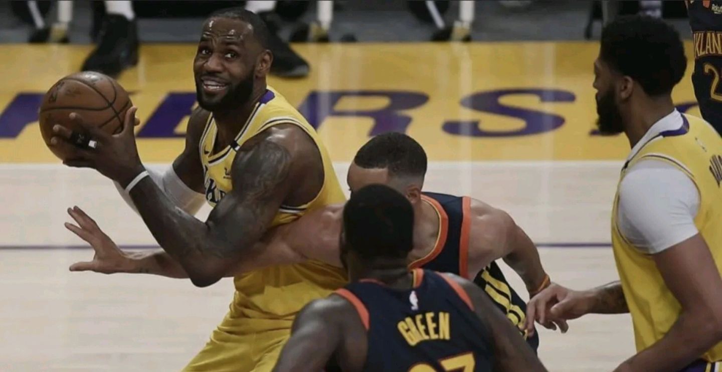 詹姆斯肘击维金斯!勇士核心陷绝境,球迷争议爆发!