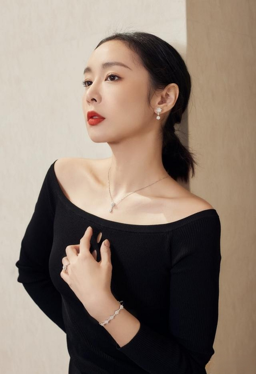 月6日出生于江苏省常州市,毕业于北京电影学院,身高168cm,内地女演员