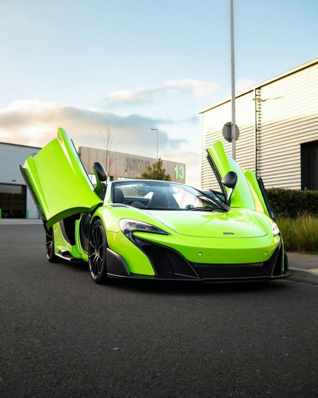 迈凯伦(mclaren)于2015年推出的限量版超级跑车,是迈凯伦650s的升级版